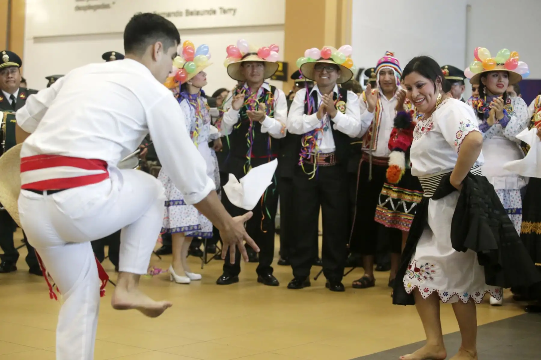 La Banda de Música de la PNP junto con el Elenco Nacional de Danzas de la PNP “Tukuy Tusuq” reciben a los pasajeros que llegan al aeropuerto Jorge Chavez. Foto: ANDINA/Melina Mejía