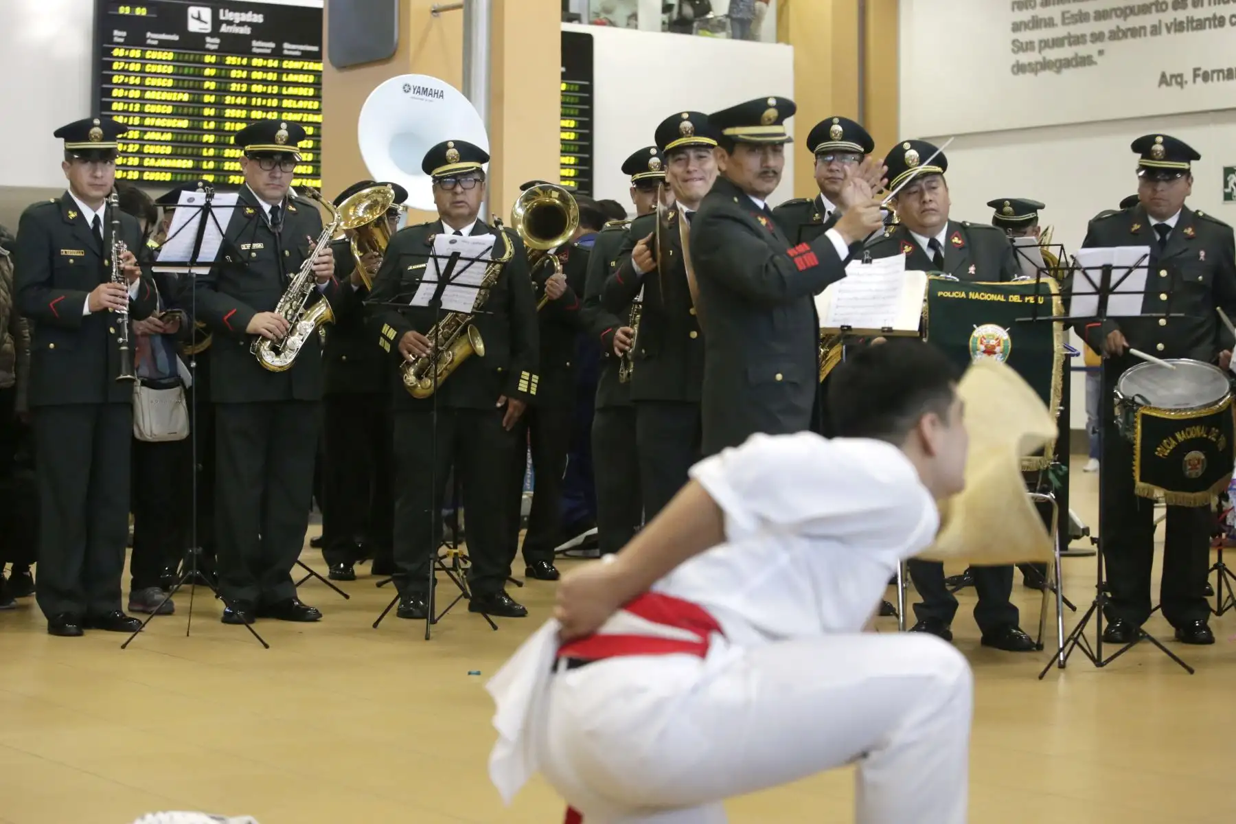 La Banda de Música de la PNP junto con el Elenco Nacional de Danzas de la PNP “Tukuy Tusuq” reciben a los pasajeros que llegan al aeropuerto Jorge Chavez. Foto: ANDINA/Melina Mejía