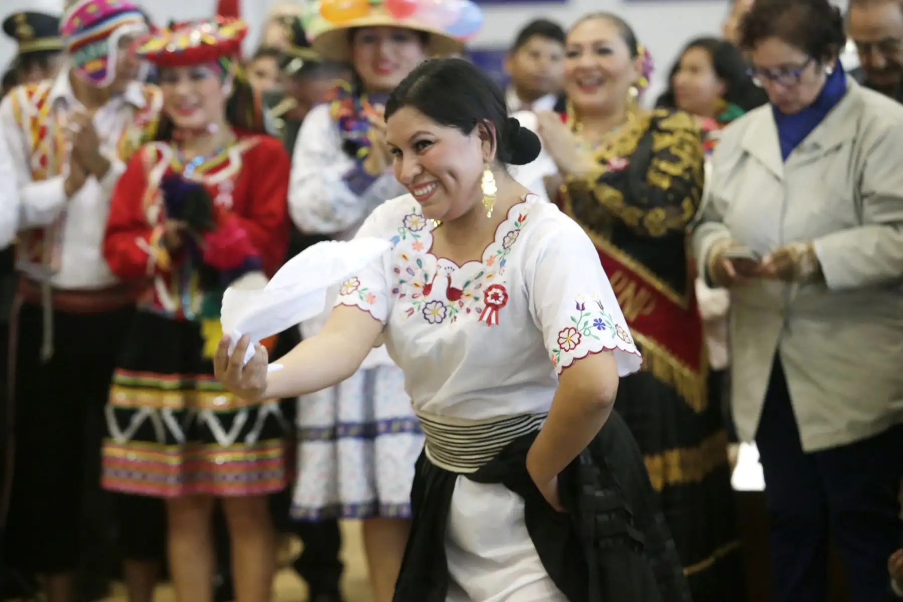 La Banda de Música de la PNP junto con el Elenco Nacional de Danzas de la PNP “Tukuy Tusuq” reciben a los pasajeros que llegan al aeropuerto Jorge Chavez. Foto: ANDINA/Melina Mejía