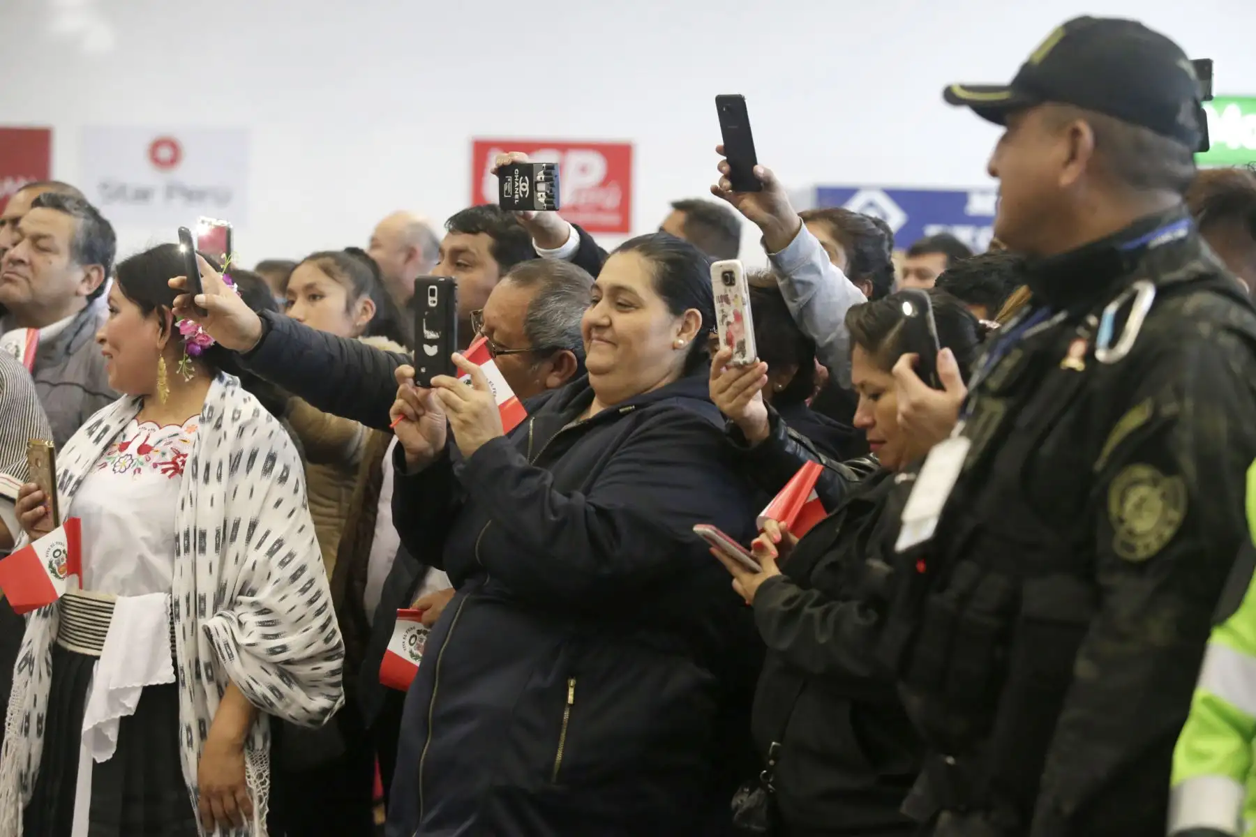La Banda de Música de la PNP junto con el Elenco Nacional de Danzas de la PNP “Tukuy Tusuq” reciben a los pasajeros que llegan al aeropuerto Jorge Chavez. Foto: ANDINA/Melina Mejía
