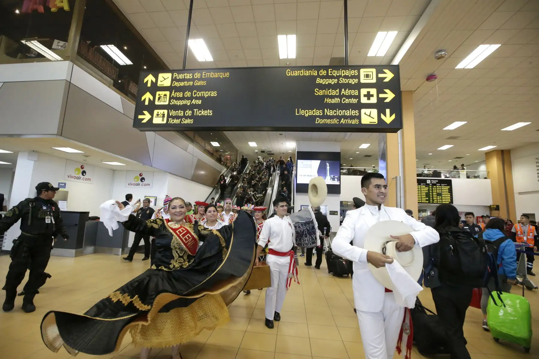 La Banda de Música de la PNP junto con el Elenco Nacional de Danzas de la PNP “Tukuy Tusuq” reciben a los pasajeros que llegan al aeropuerto Jorge Chavez. Foto: ANDINA/Melina Mejía