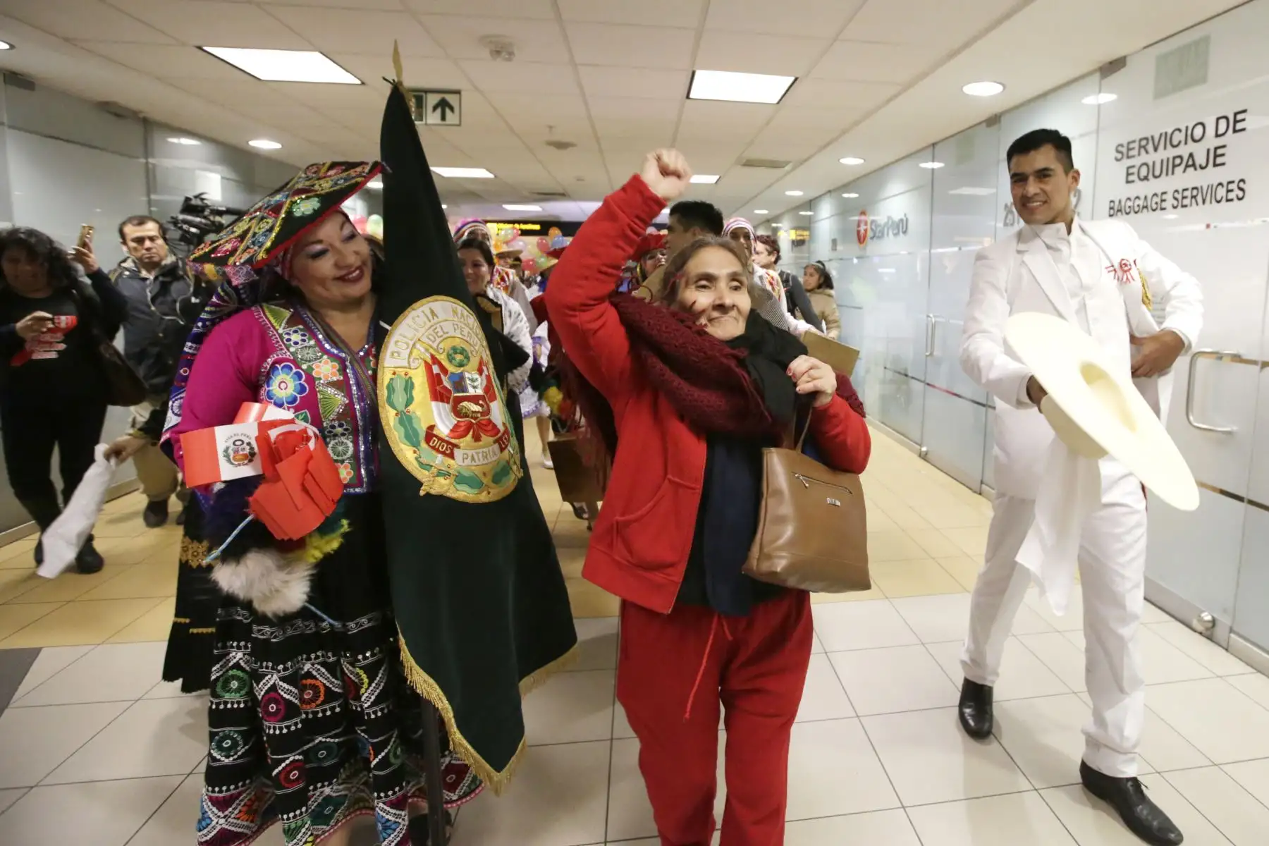 La Banda de Música de la PNP junto con el Elenco Nacional de Danzas de la PNP “Tukuy Tusuq” reciben a los pasajeros que llegan al aeropuerto Jorge Chavez. Foto: ANDINA/Melina Mejía