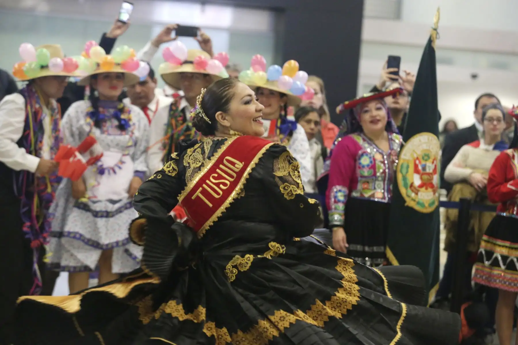 La Banda de Música de la PNP junto con el Elenco Nacional de Danzas de la PNP “Tukuy Tusuq” reciben a los pasajeros que llegan al aeropuerto Jorge Chavez. Foto: ANDINA/Melina Mejía