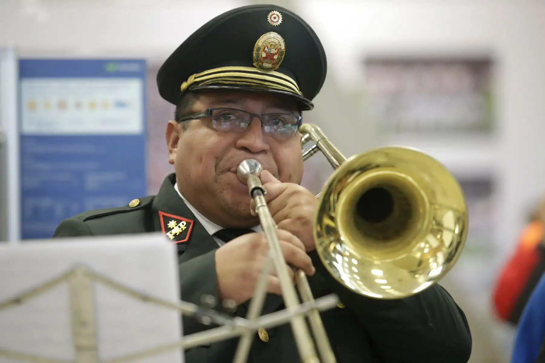 La Banda de Música de la PNP junto con el Elenco Nacional de Danzas de la PNP “Tukuy Tusuq” reciben a los pasajeros que llegan al aeropuerto Jorge Chavez. Foto: ANDINA/Melina Mejía