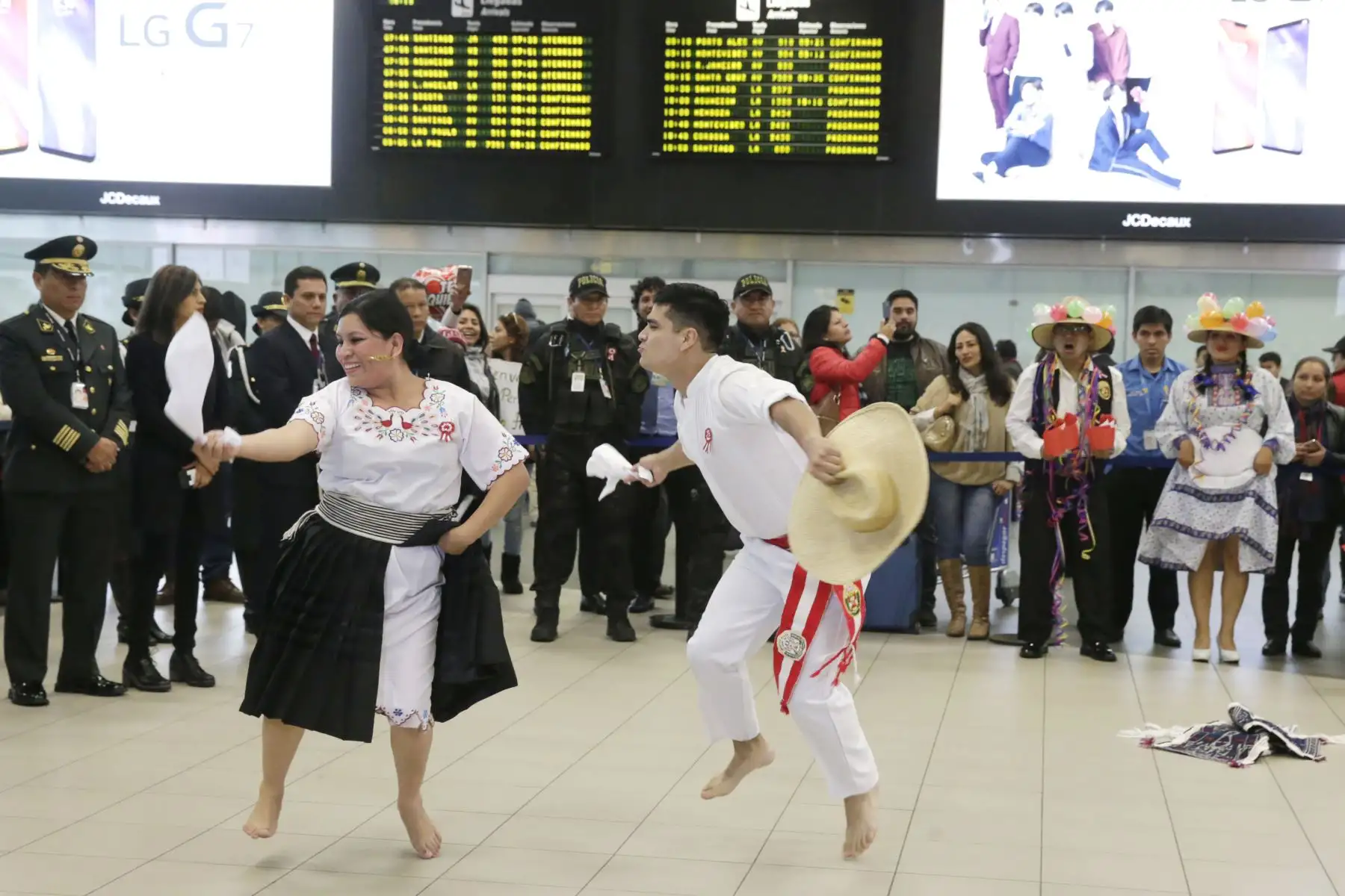 La Banda de Música de la PNP junto con el Elenco Nacional de Danzas de la PNP “Tukuy Tusuq” reciben a los pasajeros que llegan al aeropuerto Jorge Chavez. Foto: ANDINA/Melina Mejía