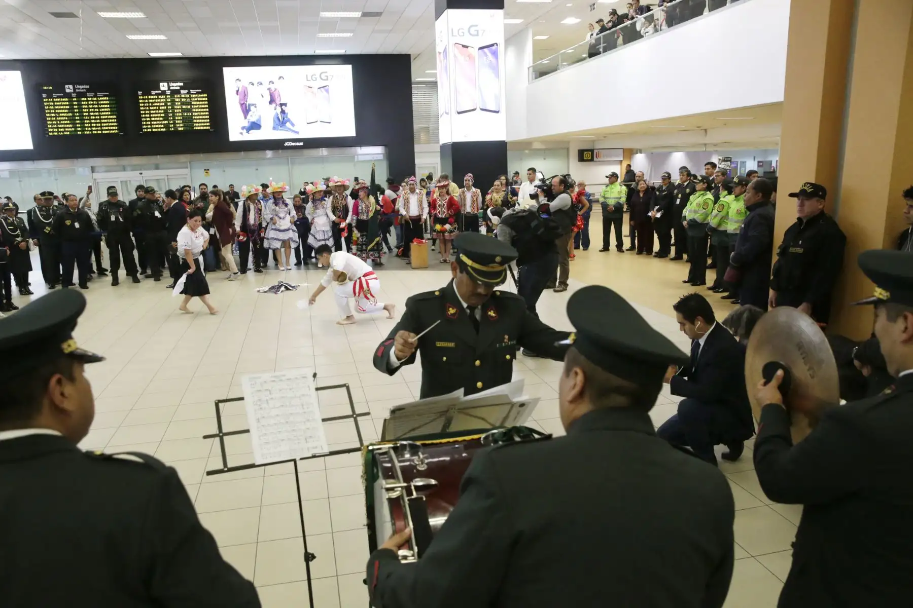 La Banda de Música de la PNP junto con el Elenco Nacional de Danzas de la PNP “Tukuy Tusuq” reciben a los pasajeros que llegan al aeropuerto Jorge Chavez. Foto: ANDINA/Melina Mejía