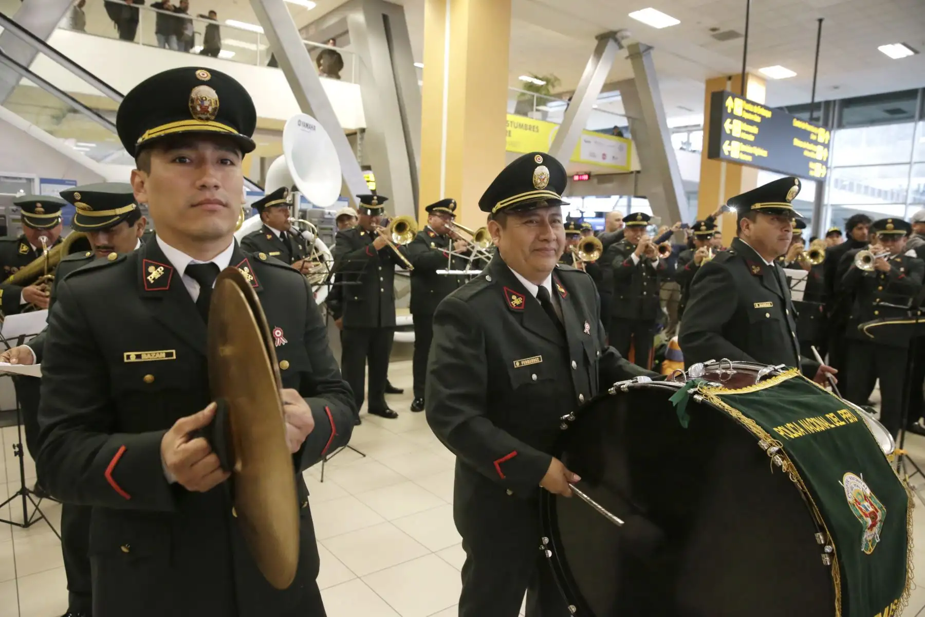 La Banda de Música de la PNP junto con el Elenco Nacional de Danzas de la PNP “Tukuy Tusuq” reciben a los pasajeros que llegan al aeropuerto Jorge Chavez. Foto: ANDINA/Melina Mejía