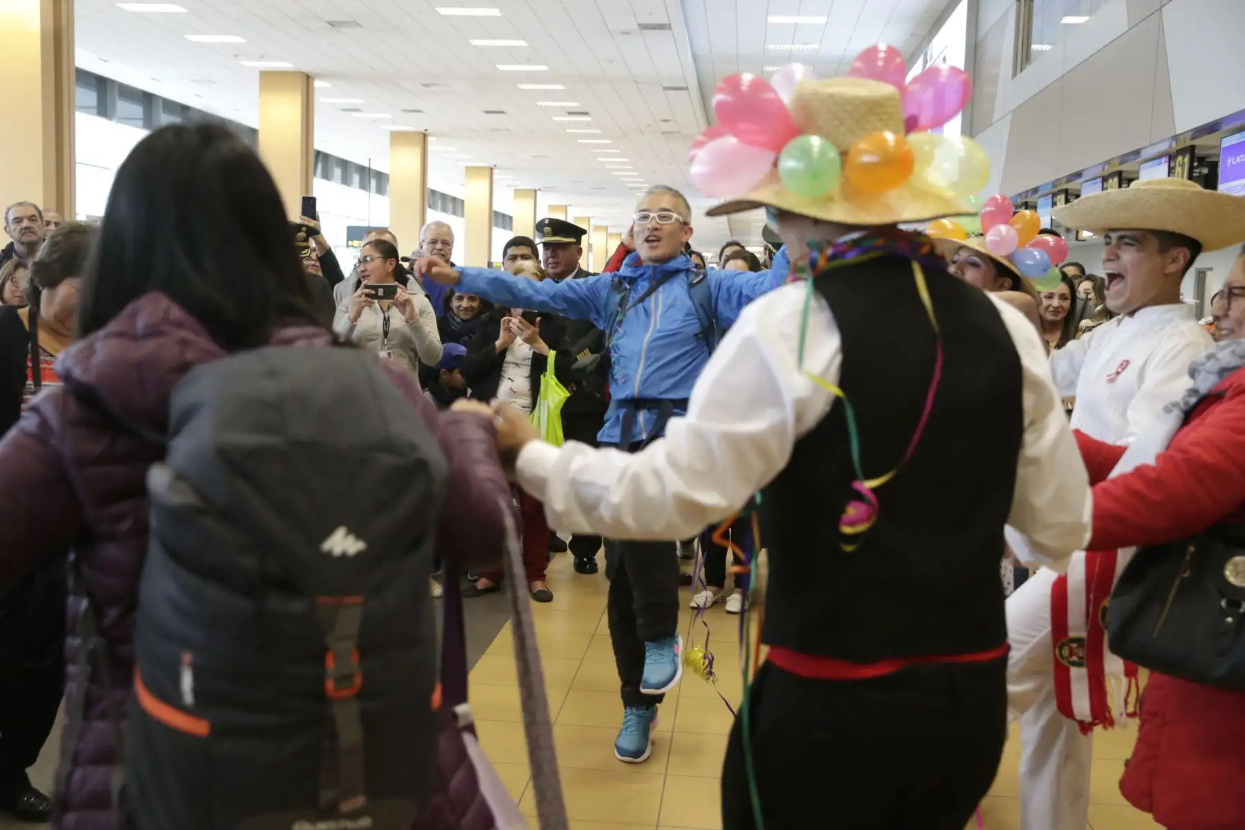 La Banda de Música de la PNP junto con el Elenco Nacional de Danzas de la PNP “Tukuy Tusuq” reciben a los pasajeros que llegan al aeropuerto Jorge Chavez. Foto: ANDINA/Melina Mejía