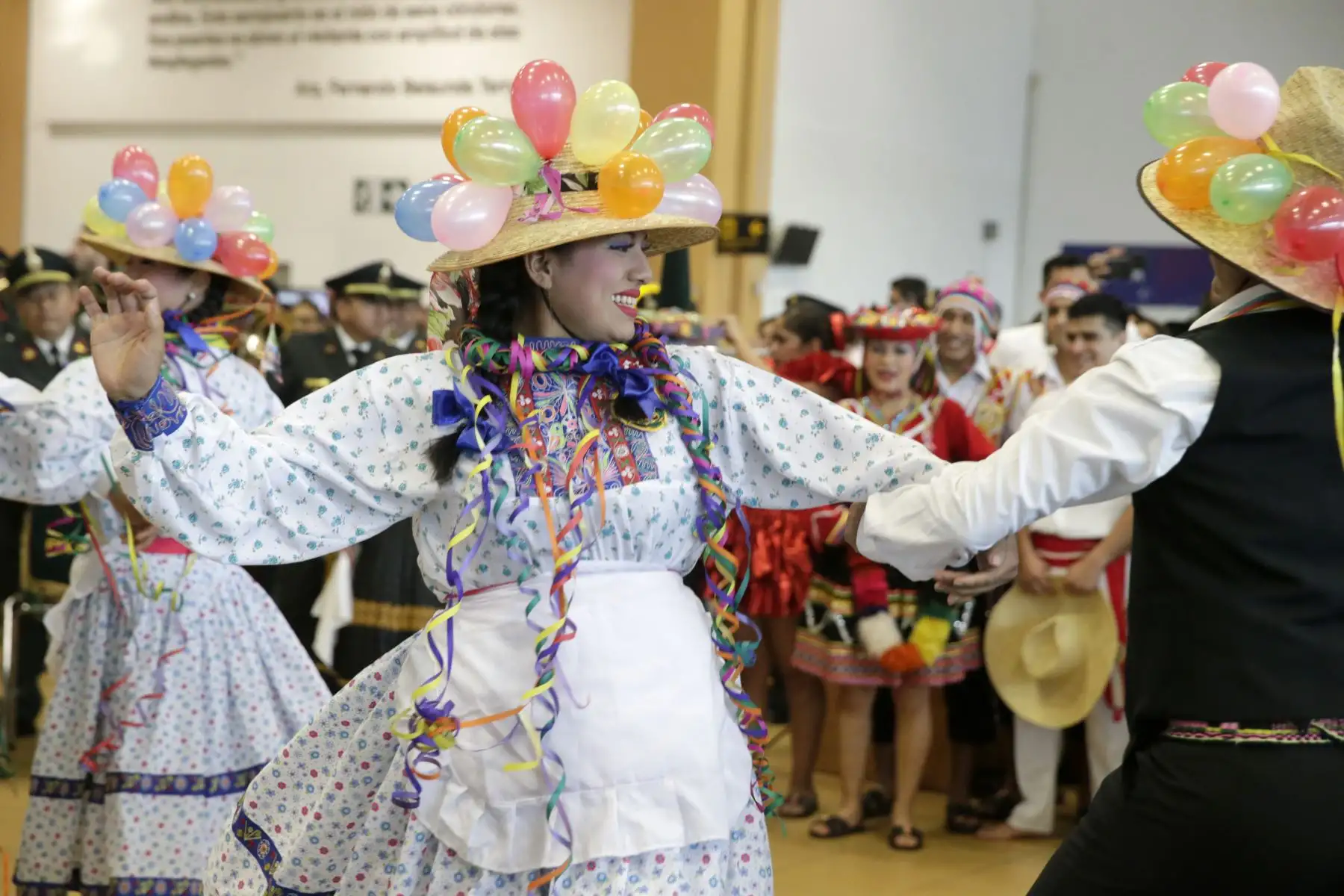 La Banda de Música de la PNP junto con el Elenco Nacional de Danzas de la PNP “Tukuy Tusuq” reciben a los pasajeros que llegan al aeropuerto Jorge Chavez. Foto: ANDINA/Melina Mejía