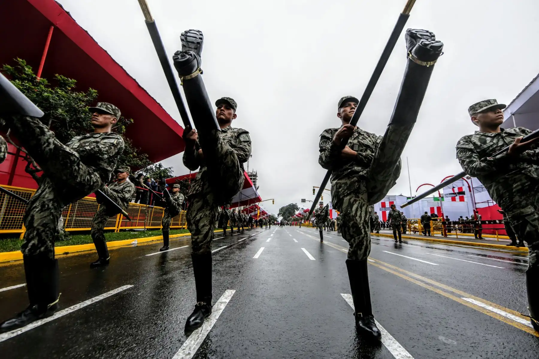 Práctica del Desfile Militar en la avenida Brasil, que se realizará el 29 de julio.  Foto: ANDINA/Luis Iparraguirre