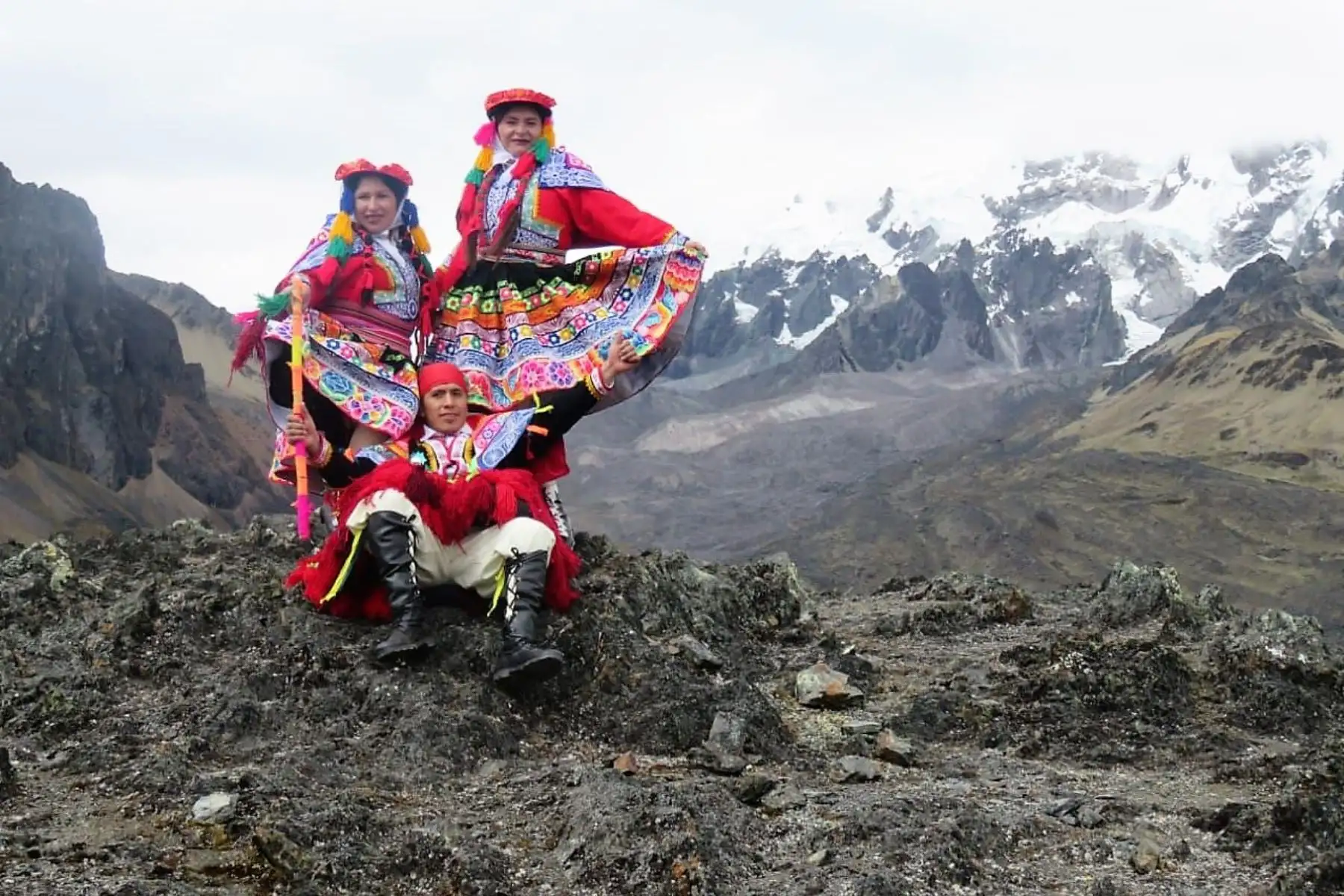 Trabajadores de la ANA envían saludo por Fiestas Patrias desde nevado de Cusco. ANDINA/Difusión