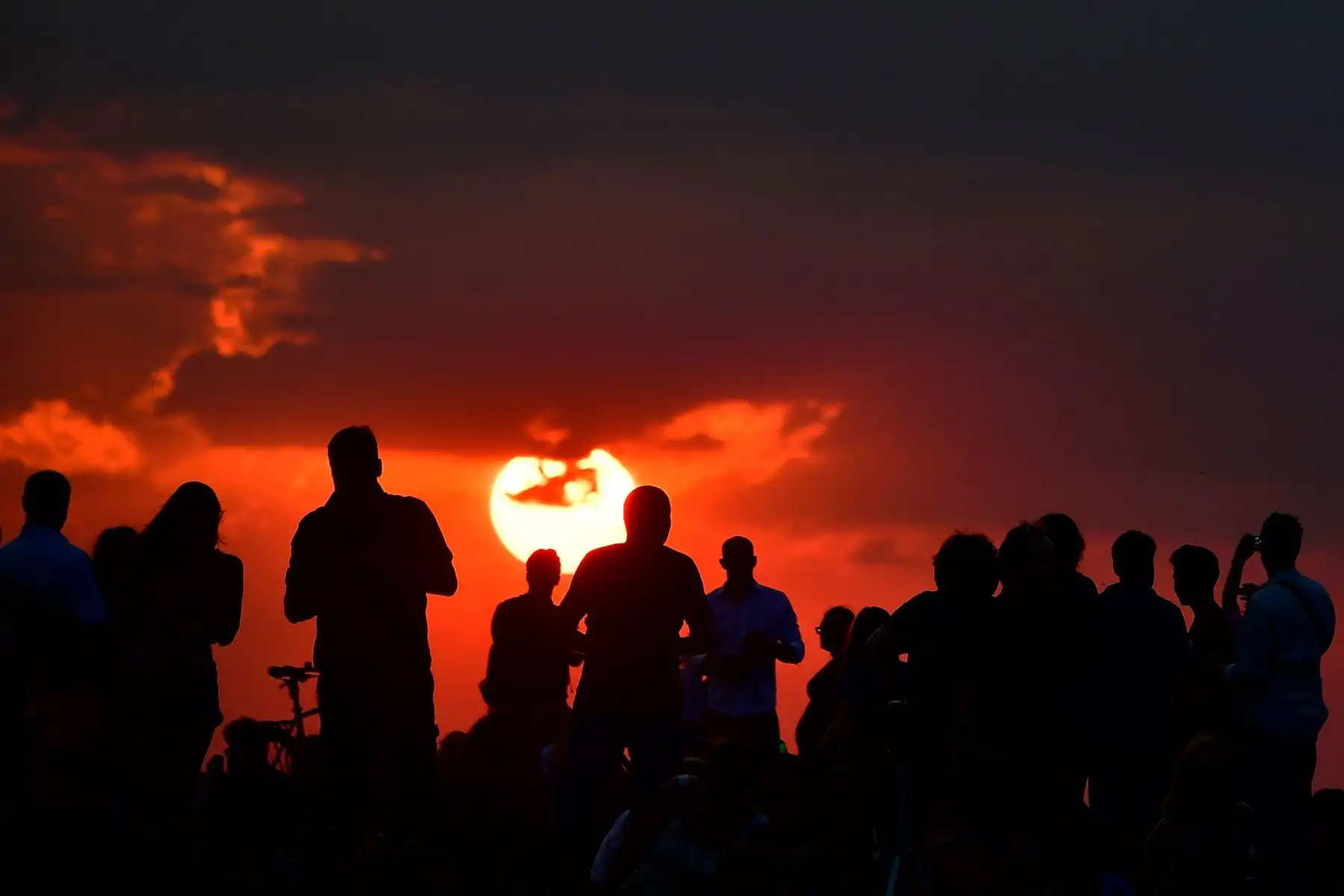 En Berlín la gente espera que caiga el sol para ver la aparición de la "Luna de Sangre"  Foto: AFP