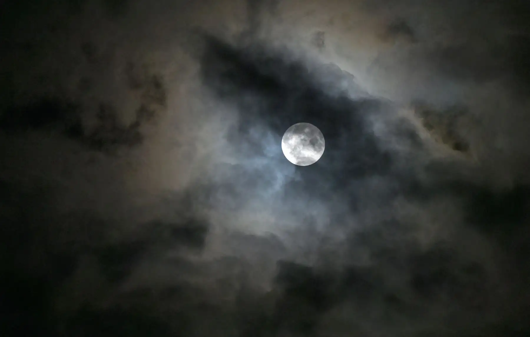 Esta imagen muestra la luna llena vista desde Srinagar el 27 de julio de 2018.
El eclipse de "luna de sangre" más largo de este siglo comenzó el 27 de julio, coincidiendo con el enfoque más cercano de Marte en 15 años para tratar a los observadores del cielo de todo el mundo a un emocionante espectáculo celestial.
  /AFP