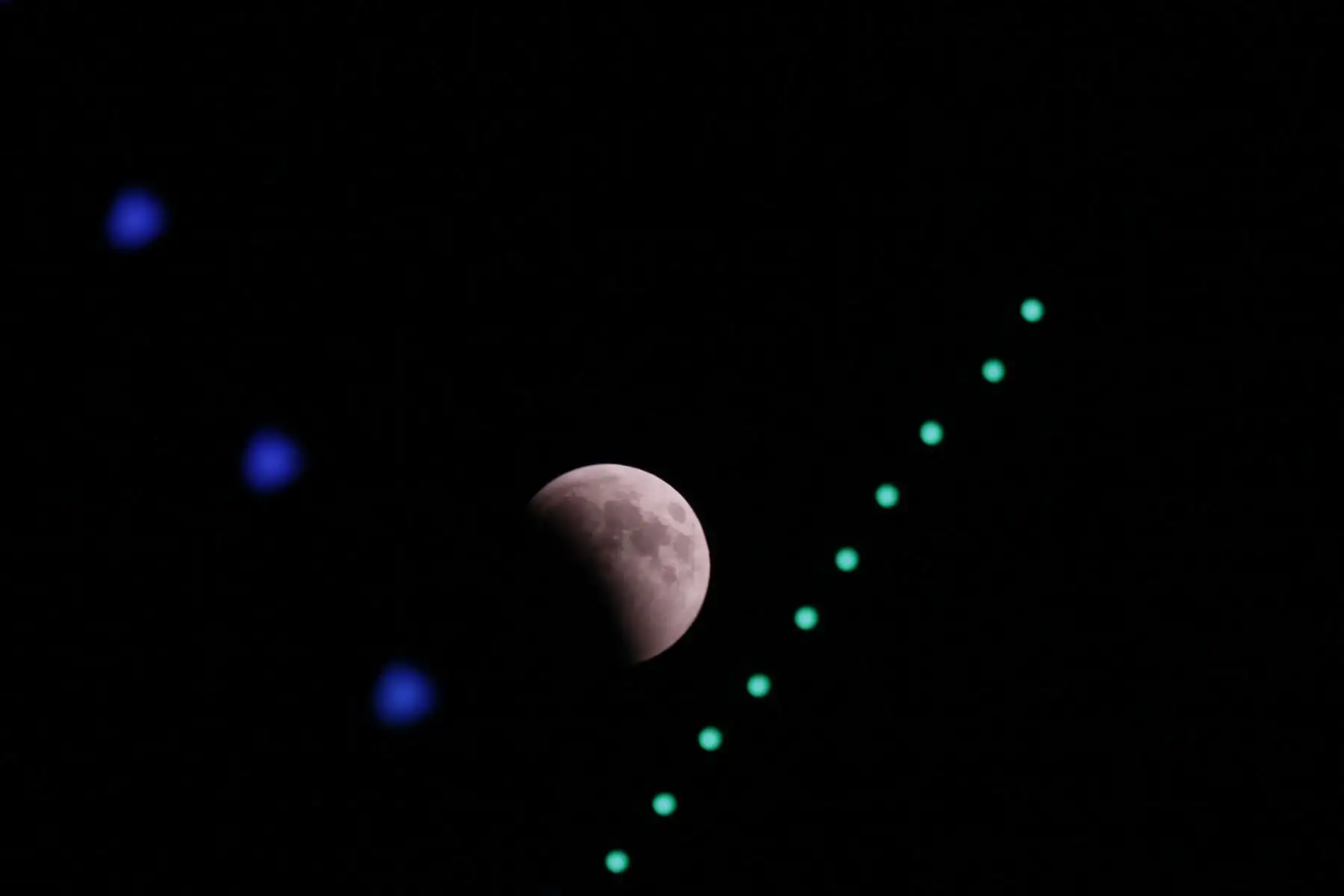 Una foto tomada el 27 de julio de 2018 muestra una vista de la luna durante el eclipse lunar total, en Najaf.
El eclipse de "luna de sangre" más largo de este siglo comenzó el 27 de julio, coincidiendo con el enfoque más cercano de Marte en 15 años para tratar a los observadores del cielo de todo el mundo a un emocionante espectáculo celestial. A diferencia de un eclipse solar, los espectadores no necesitarán protección ocular para observar la rara pantalla. / AFP