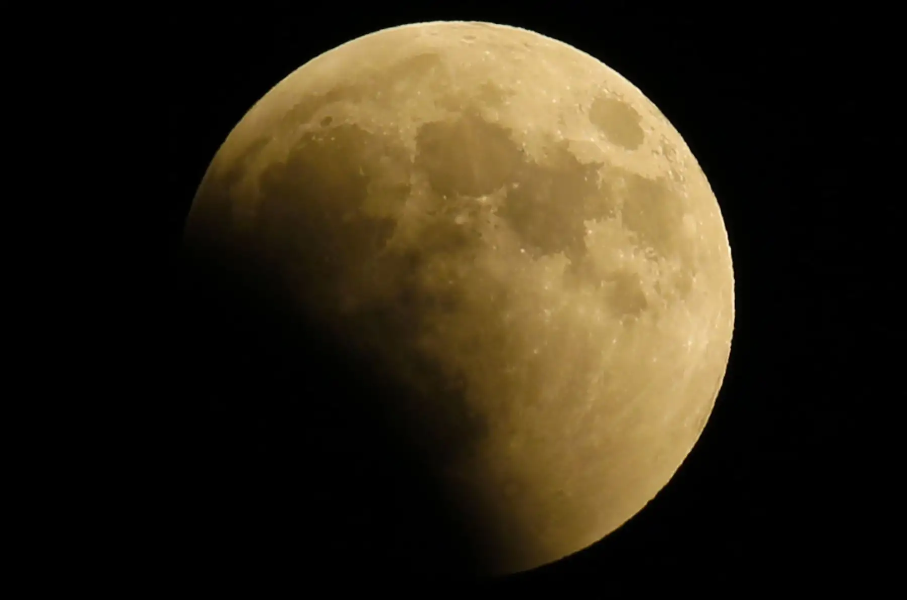Esta imagen muestra el eclipse lunar en el cielo de la ciudad de Gaza el 27 de julio de 2018.
El eclipse de "luna de sangre" más largo de este siglo comenzó el 27 de julio, coincidiendo con el enfoque más cercano de Marte en 15 años para tratar a los observadores del cielo de todo el mundo a un emocionante espectáculo celestial. A diferencia de un eclipse solar, los espectadores no necesitarán protección ocular para observar la rara pantalla. / AFP