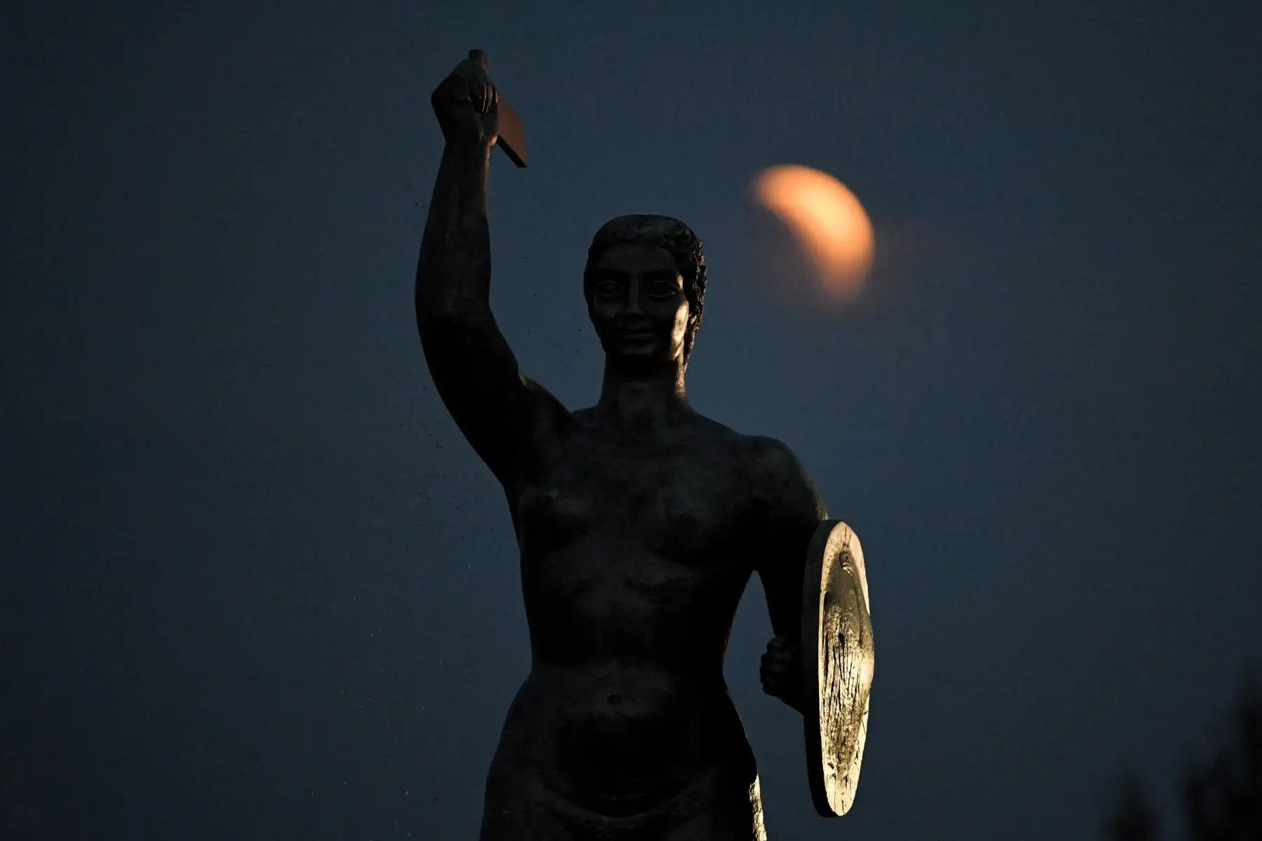 Una vista del eclipse lunar en su fase inicial en Varsovia, Polonia, el 27 de julio de 2018. El eclipse lunar en la noche del 27 de julio de 2018 es el eclipse lunar total más largo del siglo XXI. Foto: EFE