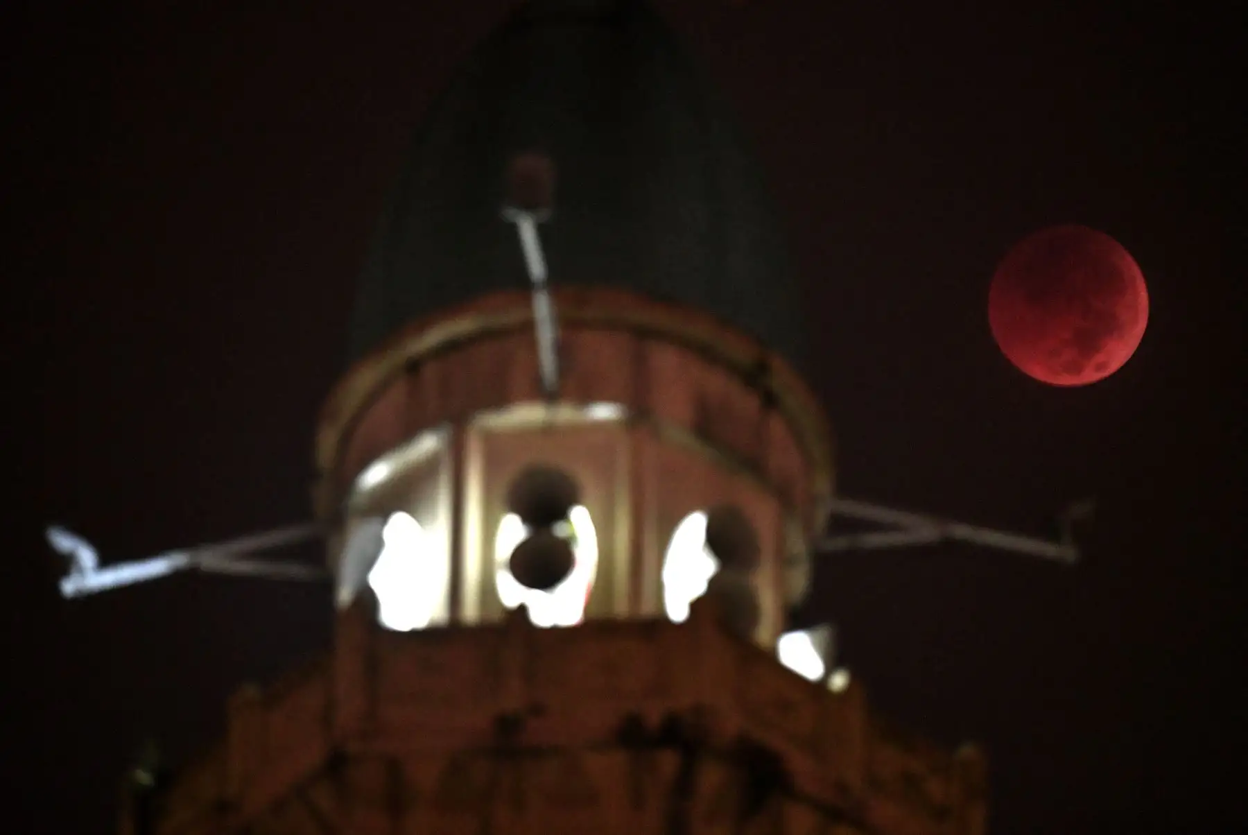 Una imagen muestra un eclipse de "luna de sangre" junto a la cúpula de la mezquita de Wilayah en Kuala Lumpur a principios del 28 de julio de 2018.
El eclipse de "luna de sangre" más largo de este siglo comenzó el 27 de julio, coincidiendo con el enfoque más cercano de Marte en 15 años para tratar a los observadores del cielo de todo el mundo a un emocionante espectáculo celestial. / AFP