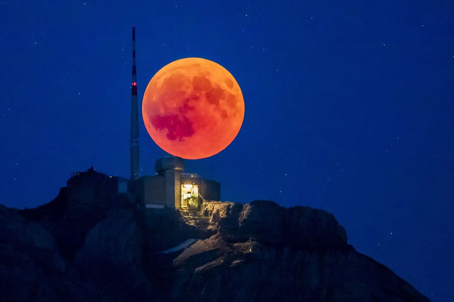La luna de sangre se eleva detrás del Saentis (2502m) Alpstein, Cantón de Appenzell, Suiza, el 27 de junio de 2018, en la noche del eclipse lunar total más largo del siglo XXI. (Suiza) EFE
