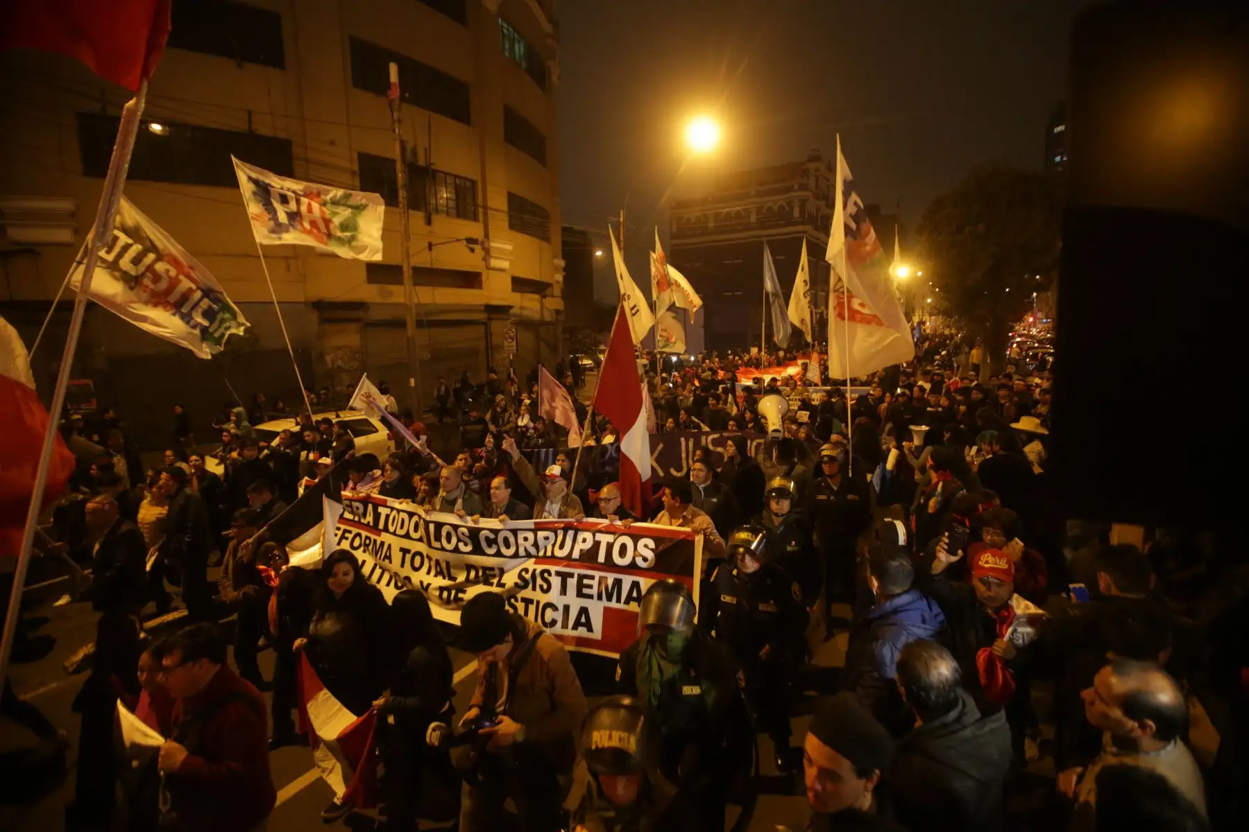Miles de Ciudadanos participaron en la segunda marcha contra la corrupción, por las calles de Lima.Foto: ANDINA/Jhony Laurente