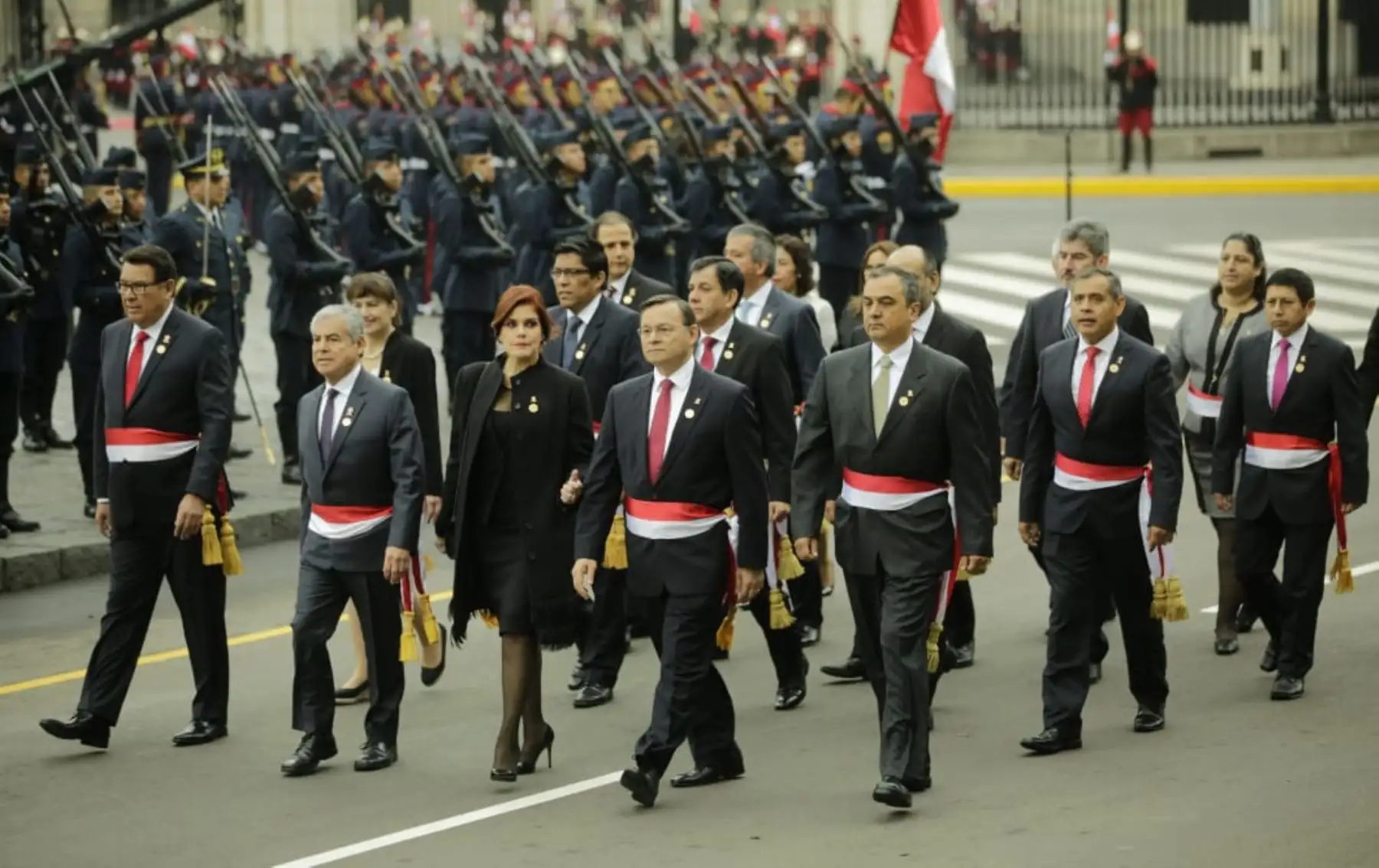 Jefe del Gabinete, César Villanueva, y ministros de Estado se dirigen a participar en la misa solemne y tedeum por Fiestas Patrias que se realiza en la Catedral de Lima.  Foto: ANDINA/Prensa Presidencia.