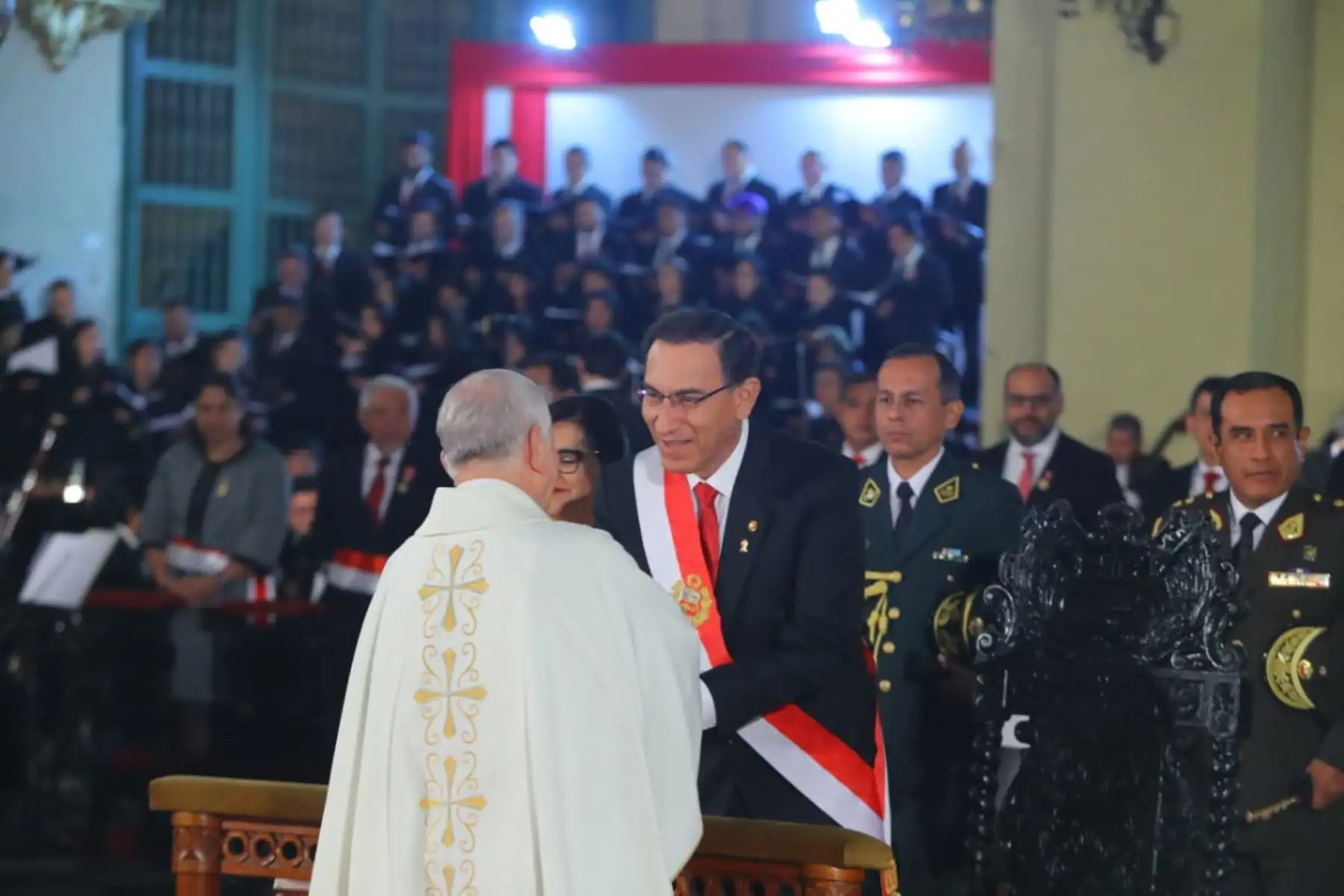 El Presidente de la República, Martín Vizcarra Cornejo, junto a ministros de Estado y congresistas de la República, participa en la misa solemne y tedeum por Fiestas Patrias que se realiza en la Catedral de Lima. Foto: ANDINA/Prensa Presidencia.