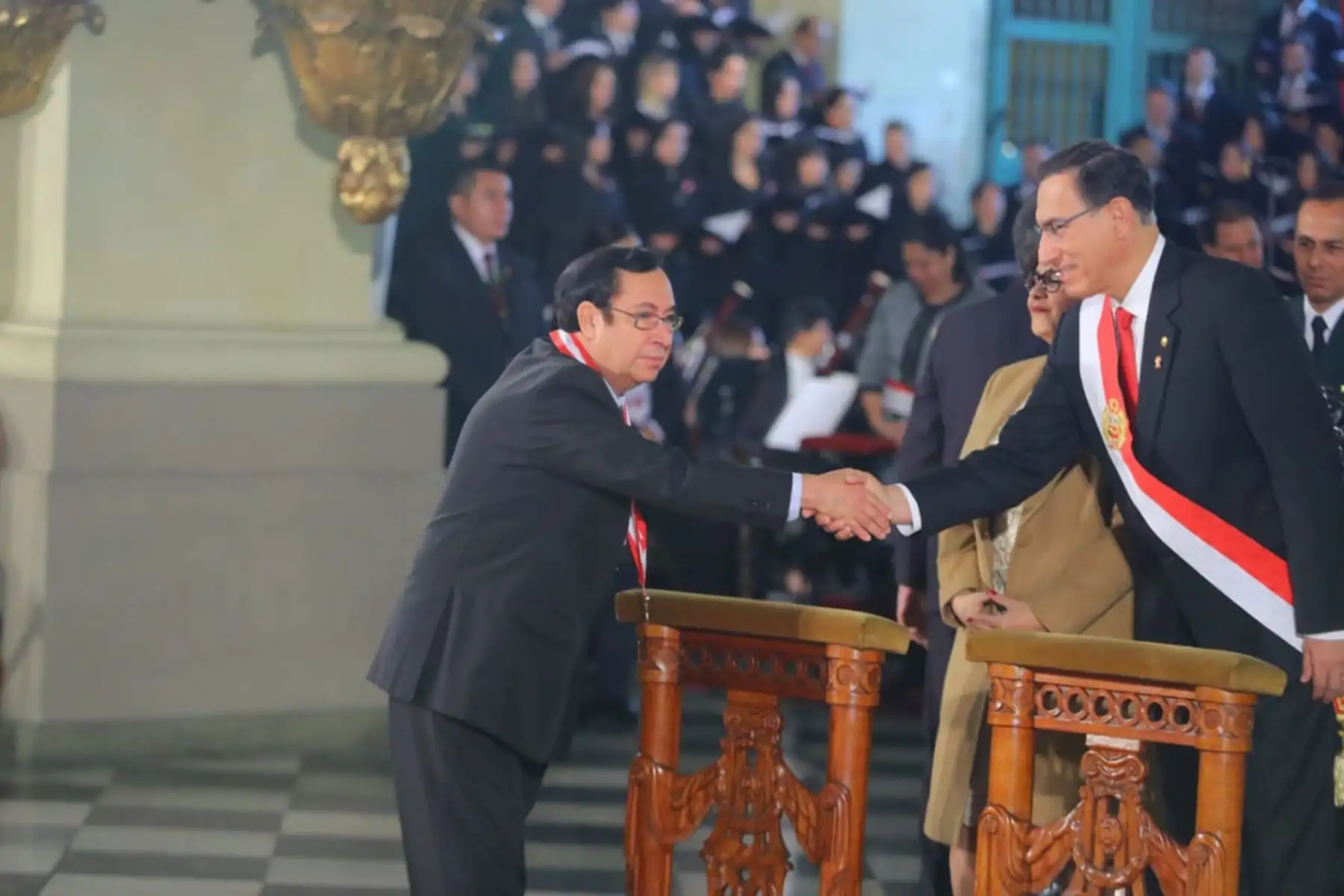 El Presidente de la República, Martín Vizcarra Cornejo, junto a ministros de Estado y congresistas de la República, participa en la misa solemne y tedeum por Fiestas Patrias que se realiza en la Catedral de Lima. Foto: ANDINA/Prensa Presidencia.