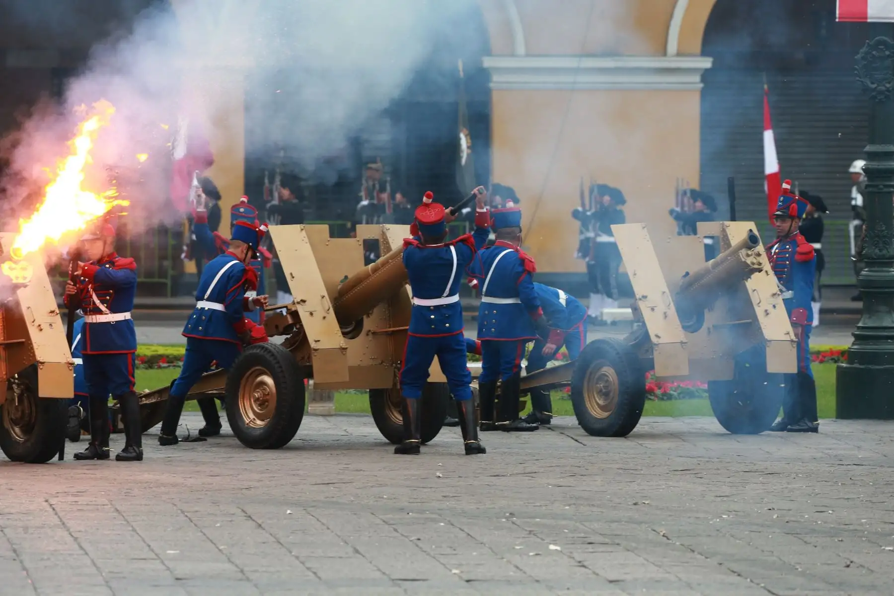 Presidente de la República, Martín Vizcarra Cornejo, retorna a Palacio de Gobierno después de a participar en la misa solemne y tedeum por Fiestas Patrias. Foto: ANDINA/ Vidal Tarqui Palomino.