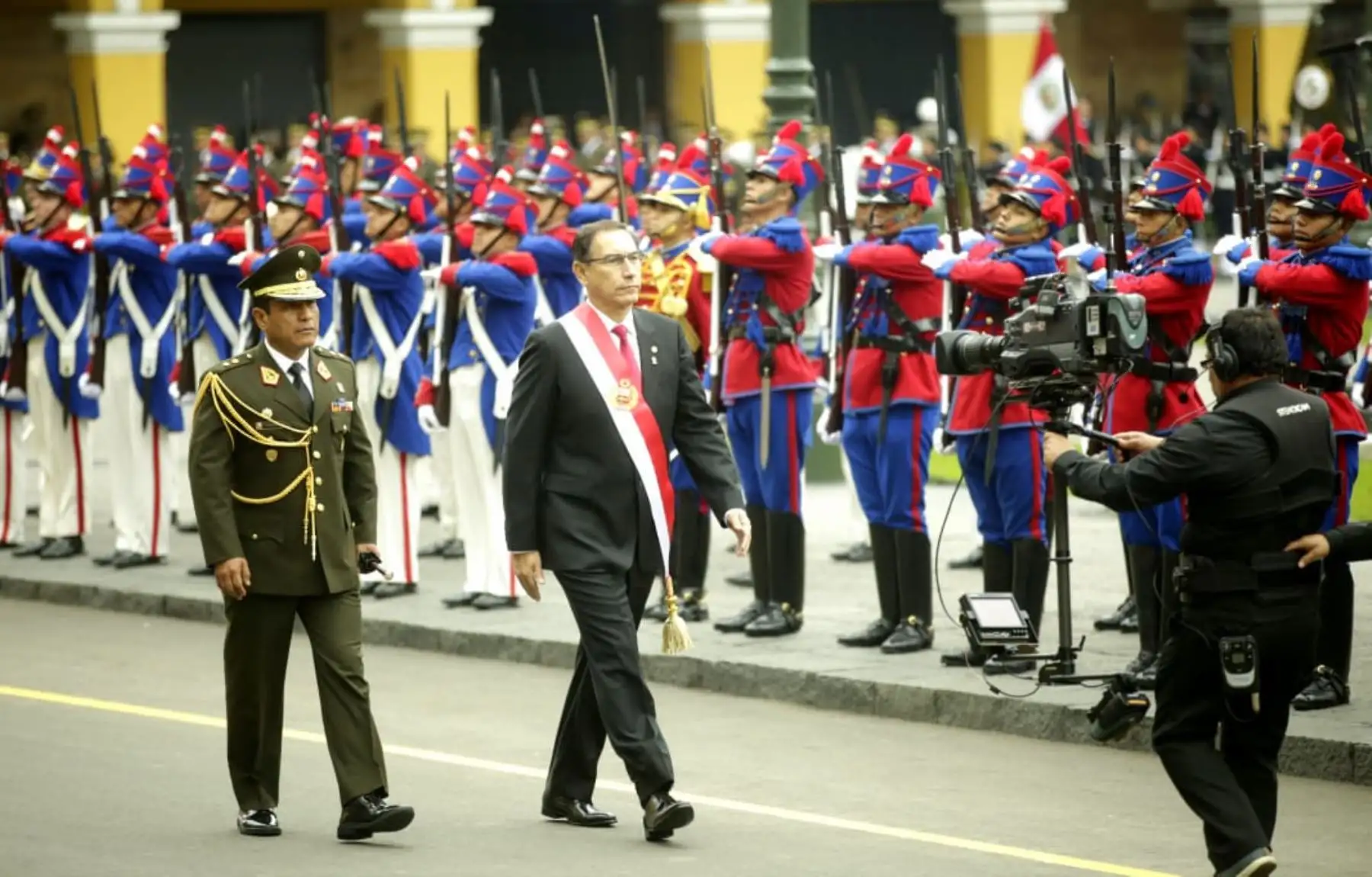 Presidente de la República, Martín Vizcarra Cornejo, retorna a Palacio de Gobierno después de a participar en la misa solemne y tedeum por Fiestas Patrias. Foto: ANDINA/Prensa Presidencia.