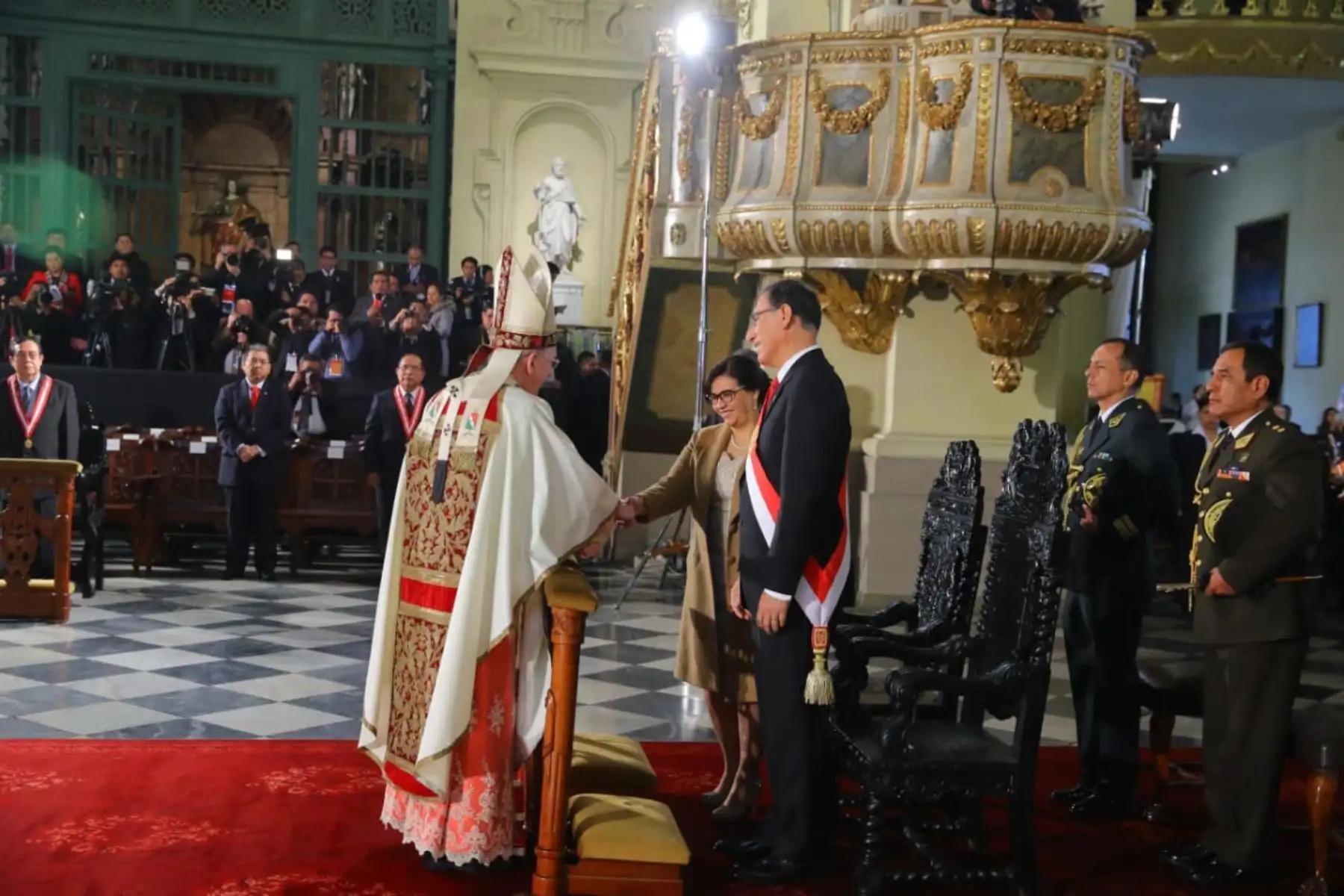 El Presidente de la República, Martín Vizcarra Cornejo, participa en la misa solemne y tedeum por Fiestas Patrias que se realiza en la Catedral de Lima.  Foto: ANDINA/Prensa Presidencia.