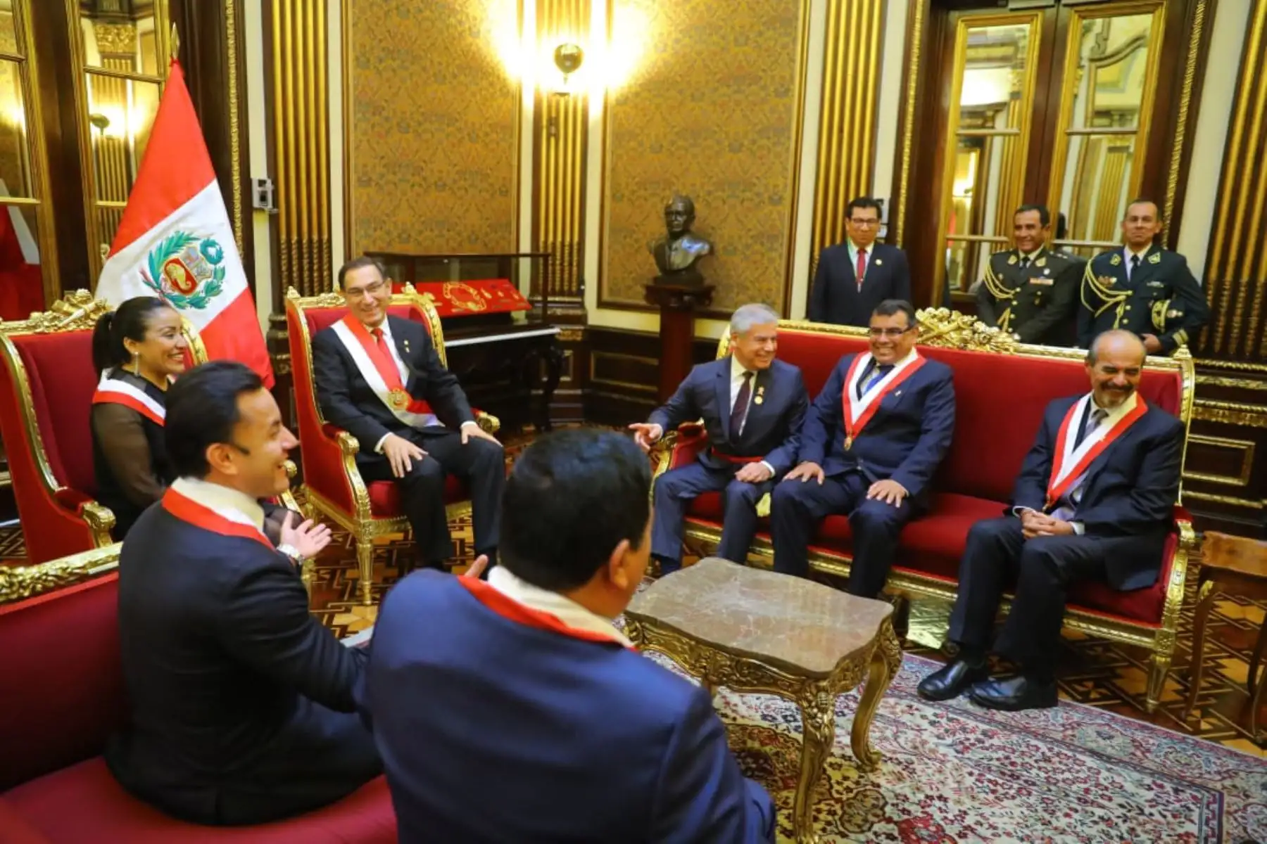Presidente de la República, Martín Vizcarra Cornejo, recibe a comisión de anuncio del Congreso. Foto: ANDINA/Prensa Presidencia.