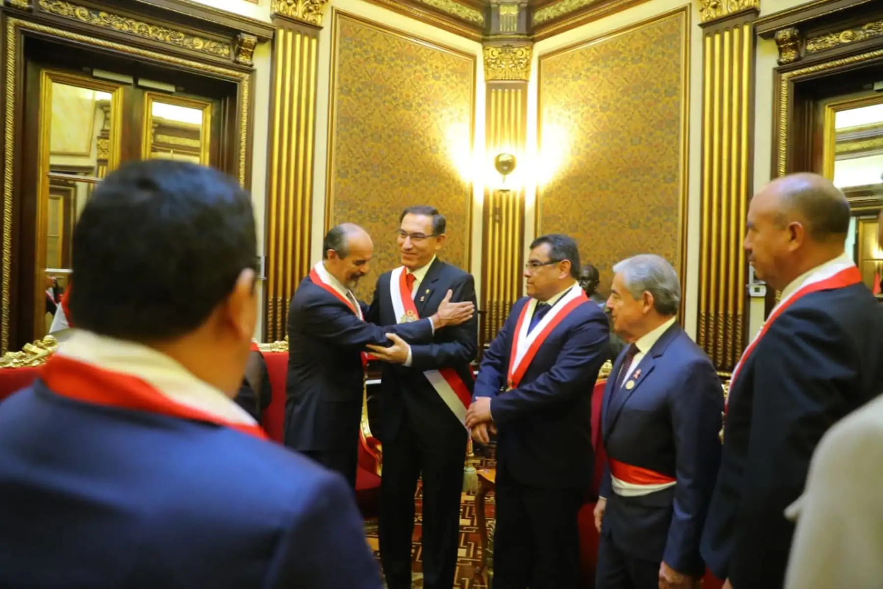 Presidente de la República, Martín Vizcarra Cornejo, recibe a comisión de anuncio del Congreso. Foto: ANDINA/Prensa Presidencia.