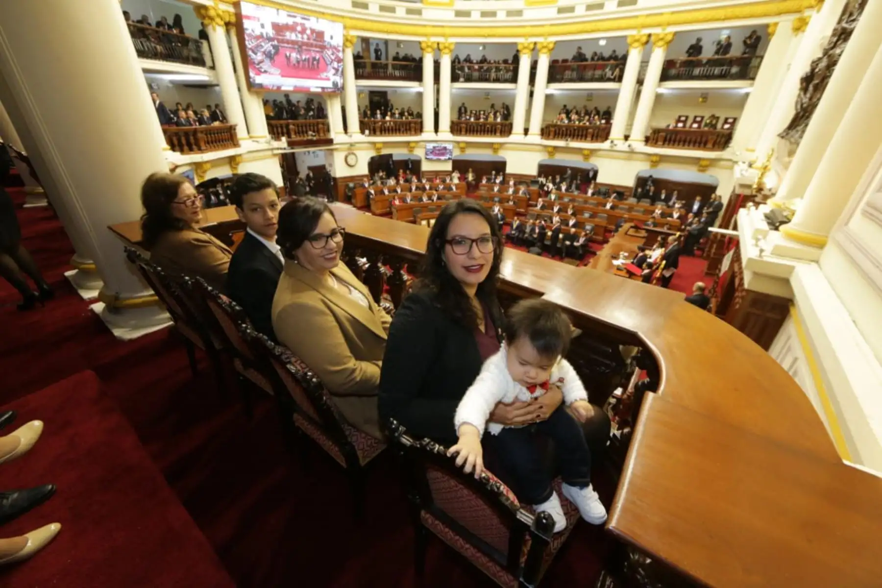 Primera dama Maribel Díaz esposa  del Presidente de la República, Martín Vizcarra Cornejo, hace su ingreso al Congreso. Foto: ANDINA/Prensa Presidencia.