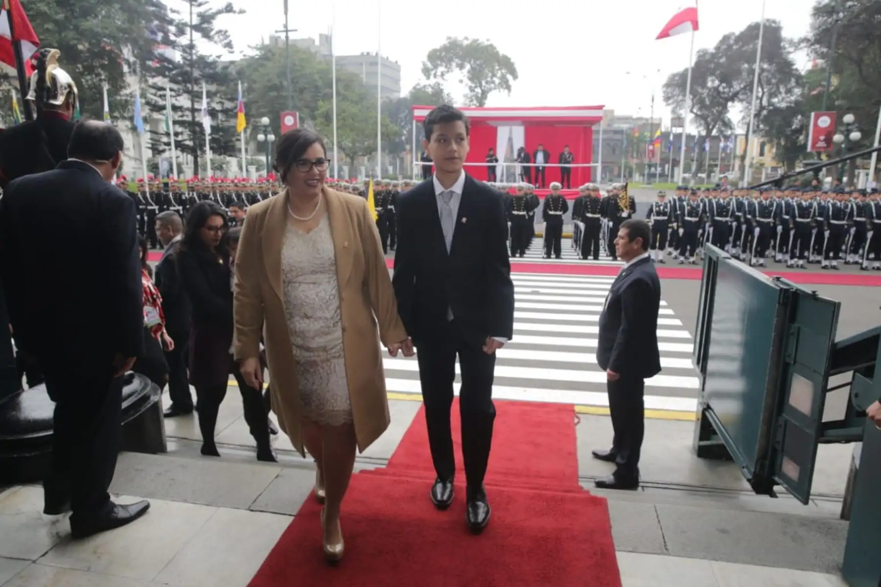 Primera dama Maribel Díaz esposa  del Presidente de la República, Martín Vizcarra Cornejo, hace su ingreso al Congreso. Foto: ANDINA/Prensa Presidencia.