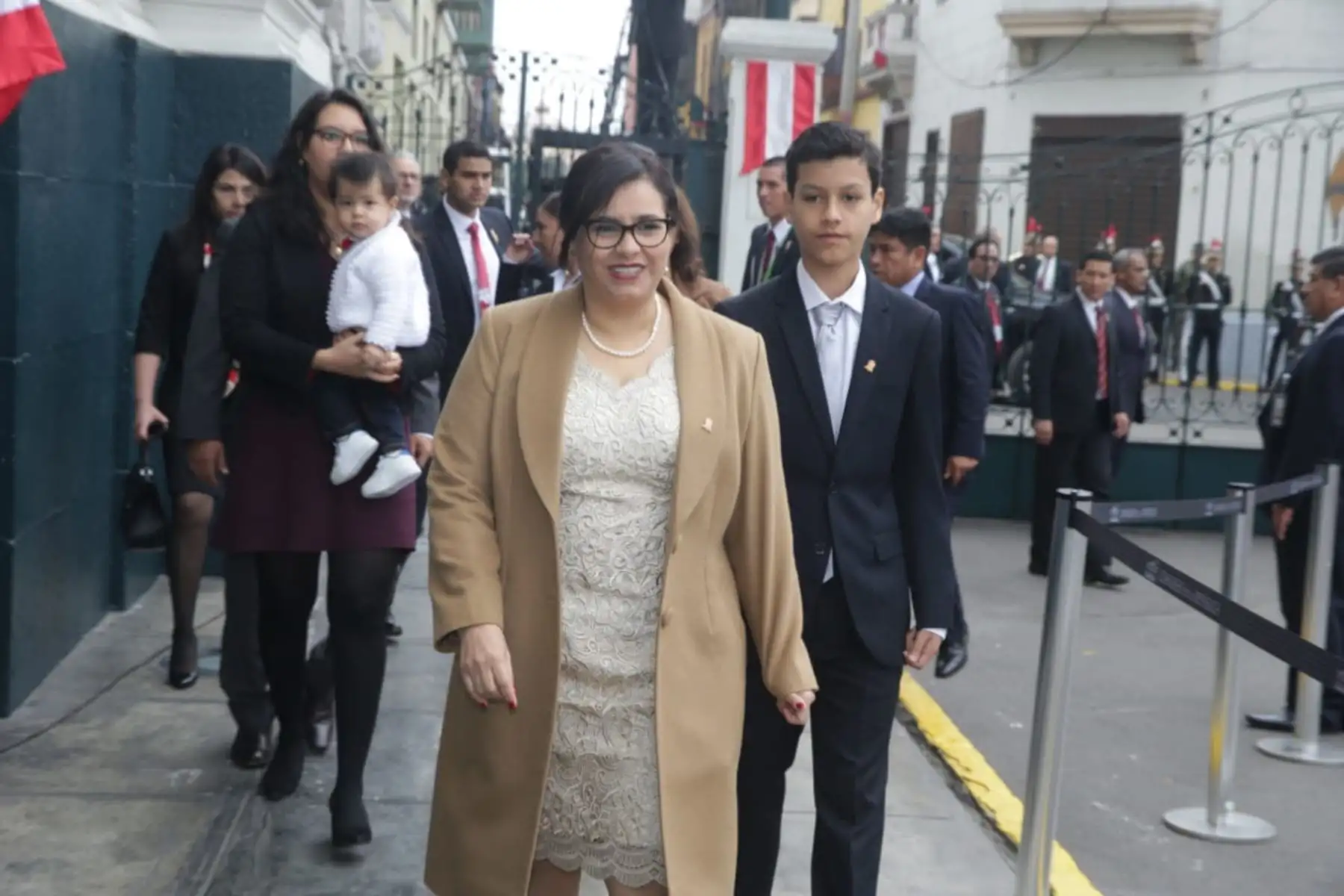 Primera dama Maribel Díaz esposa  del Presidente de la República, Martín Vizcarra Cornejo, hace su ingreso al Congreso. Foto: ANDINA/Prensa Presidencia.