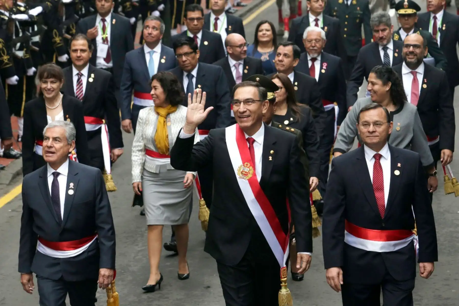 Presidente de la República, Martín Vizcarra Cornejo, y el Gabinete Ministerial se dirigen al Congreso de la República, para su Mensaje a la Nación por 28 de julio. Foto: ANDINA/Prensa Presidencia.