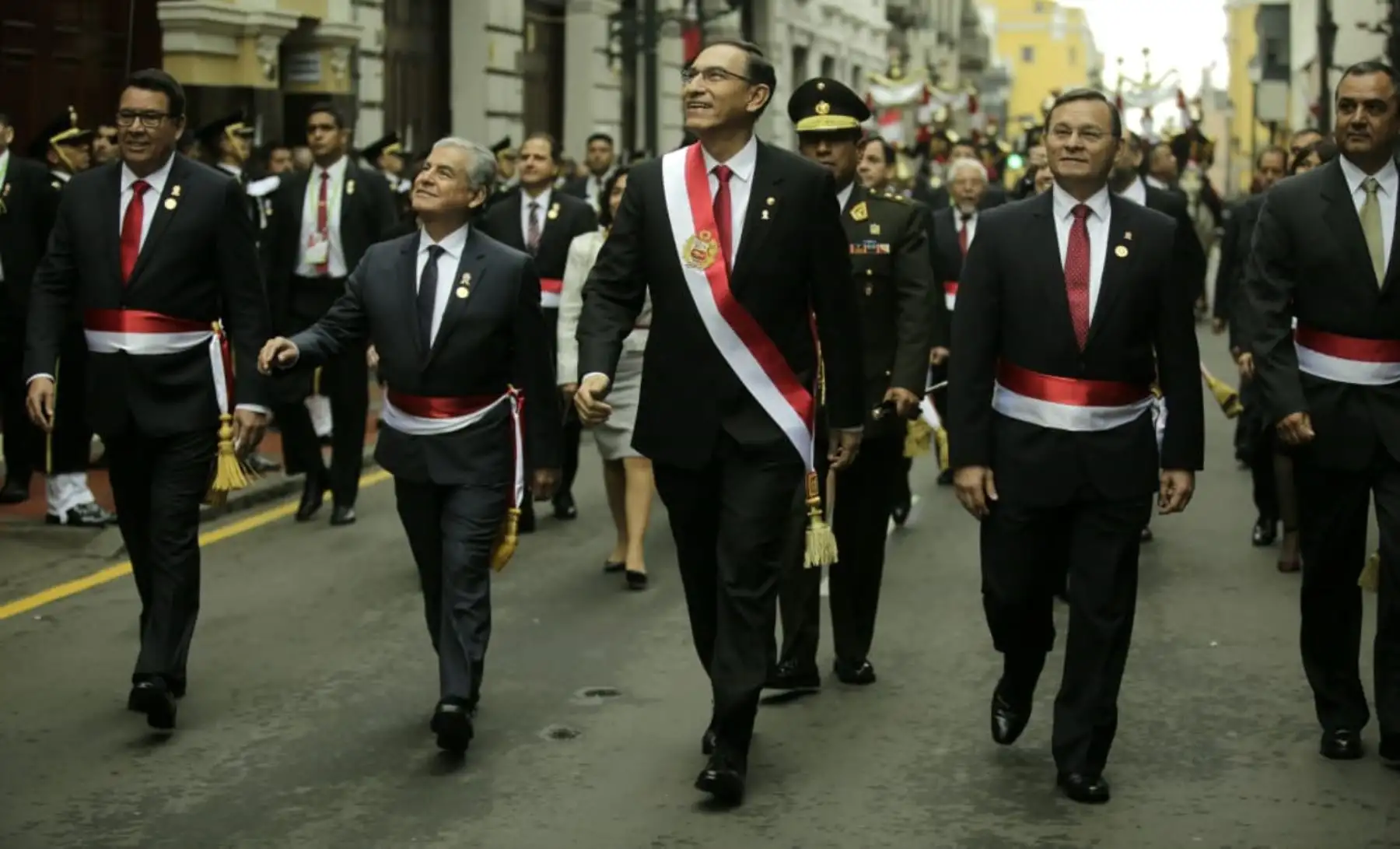 Presidente de la República, Martín Vizcarra Cornejo, y el Gabinete Ministerial se dirigen al Congreso de la República, para su Mensaje a la Nación por 28 de julio. Foto: ANDINA/Prensa Presidencia.