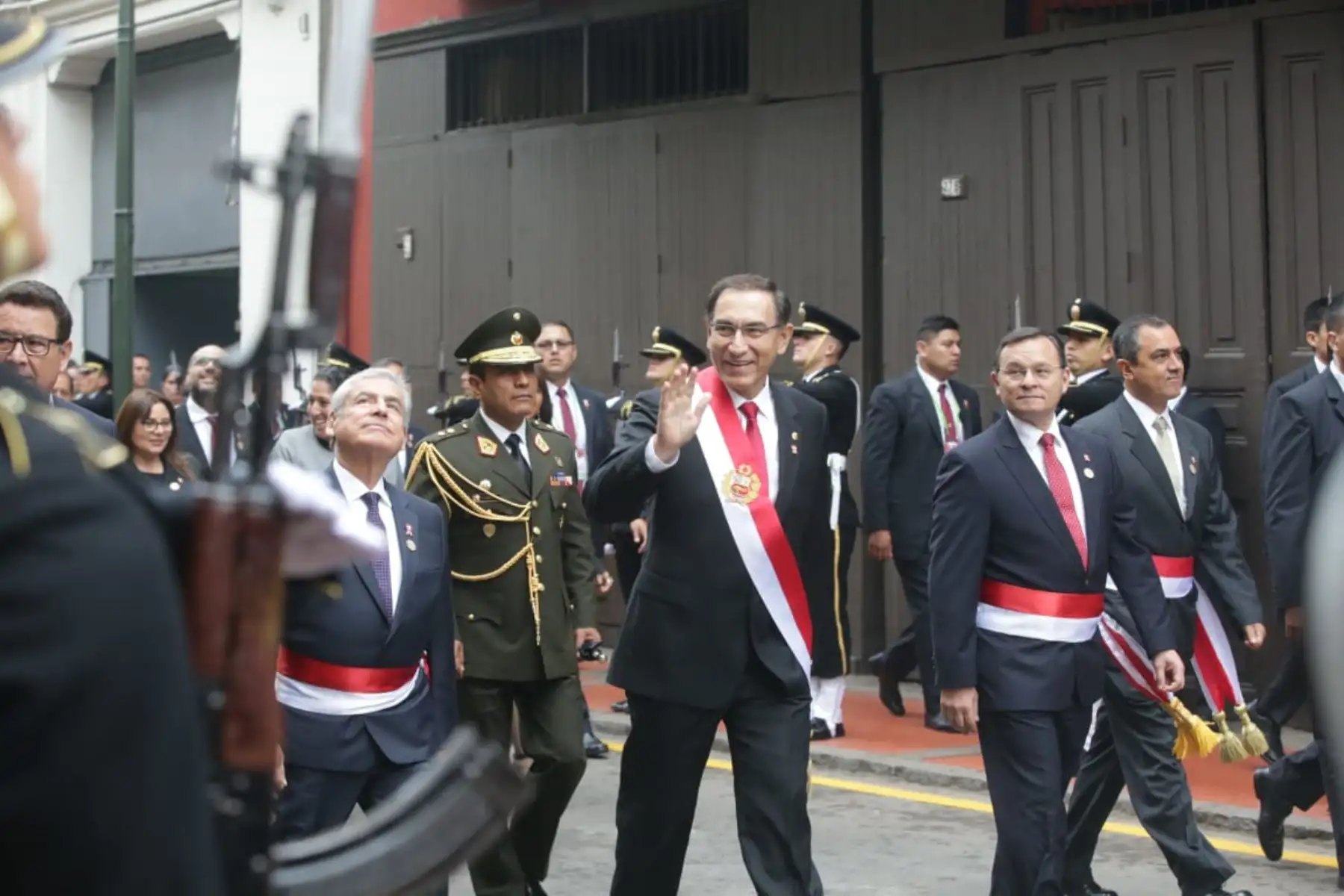 Presidente de la República, Martín Vizcarra Cornejo, y el Gabinete Ministerial se dirigen al Congreso de la República, para su Mensaje a la Nación por 28 de julio. Foto: ANDINA/Prensa Presidencia.