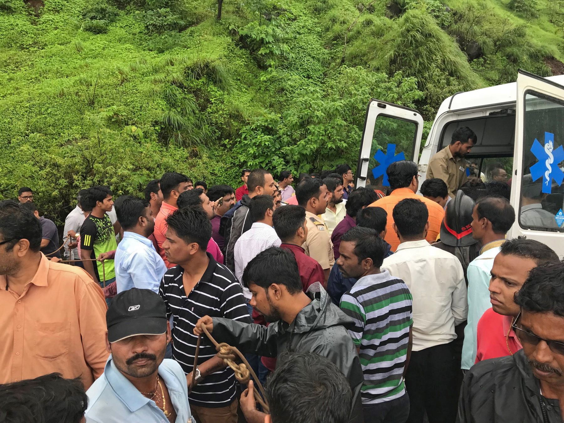 Equipos de rescate trabajando en el lugar donde cayó el autobús con 40 pasajeros en la India Foto: EFE