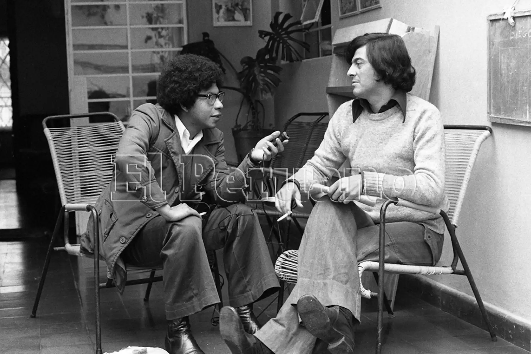 Enrique Verástegui entrevistando a Antonio Cisneros para Variedades de La Crónica (3 setiembre 1975).  
(Foto: Archivo Histórico de EL PERUANO / Humberto Romaní)