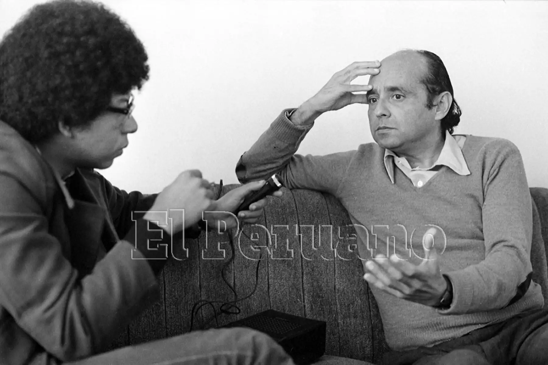 Con el poeta Carlos Germán Belli. "Esta entrevista tiene carácter de extraordinaria primicia cultural" escribió Enrique Verástegui (26 agosto 1975).  ( Foto: Archivo Histórico de EL PERUANO/ Humberto Romaní  )