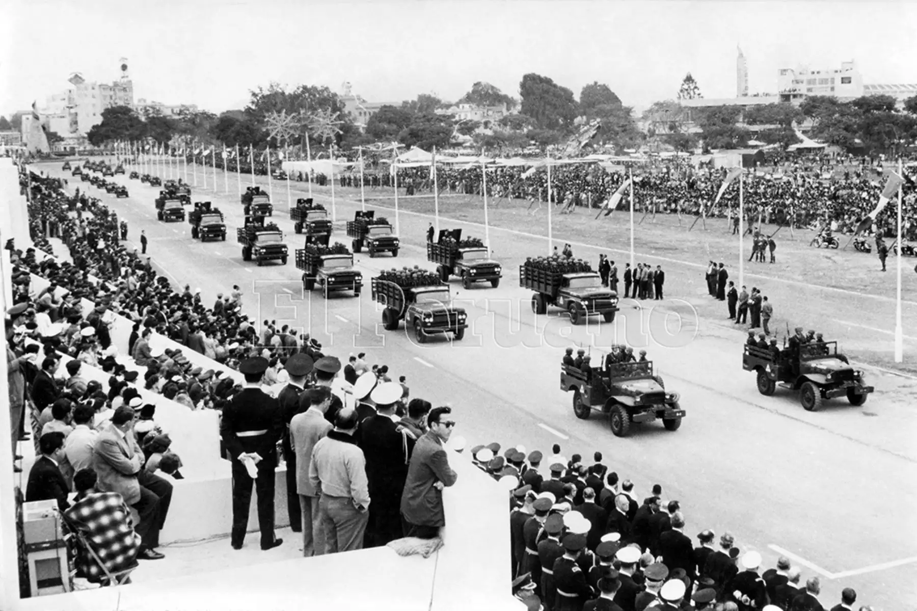 Los vehículos de transporte lucieron en perfecto estado en la Parada Militar del Campo de Marte (29 julio 1959).  Foto: Archivo Histórico de EL PERUANO.