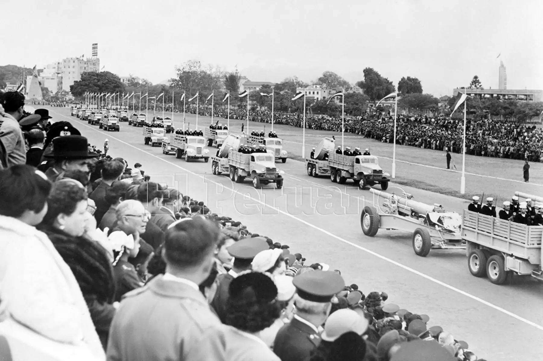 Paso de la fuerza naval en la Parada Militar del Campo de Marte (29 julio 1954).  Foto: Archivo Histórico de EL PERUANO.