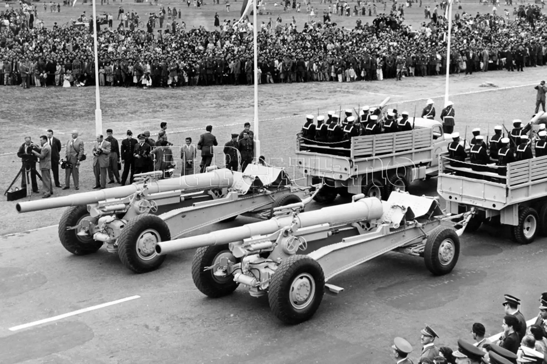 Cañones de la Armada Peruana en el patriótico Desfile y Parada Militar en el Campo de Marte (29 julio 1953).  Foto: Archivo Histórico de EL PERUANO.