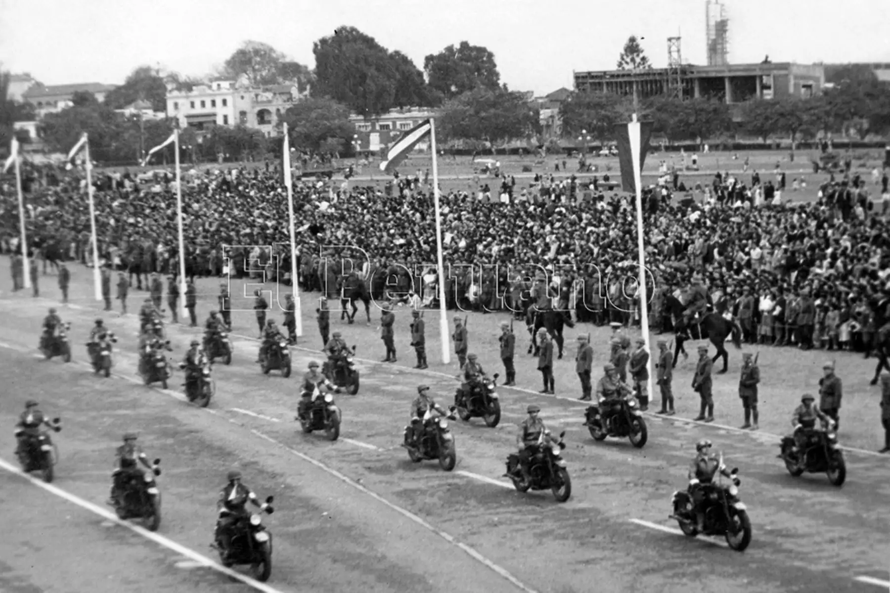 Paso de motorizados ante una multitud congregada en el Campo de Marte durante el Desfile y Parada Militar (29 julio 1952).  Foto: Archivo Histórico de EL PERUANO.