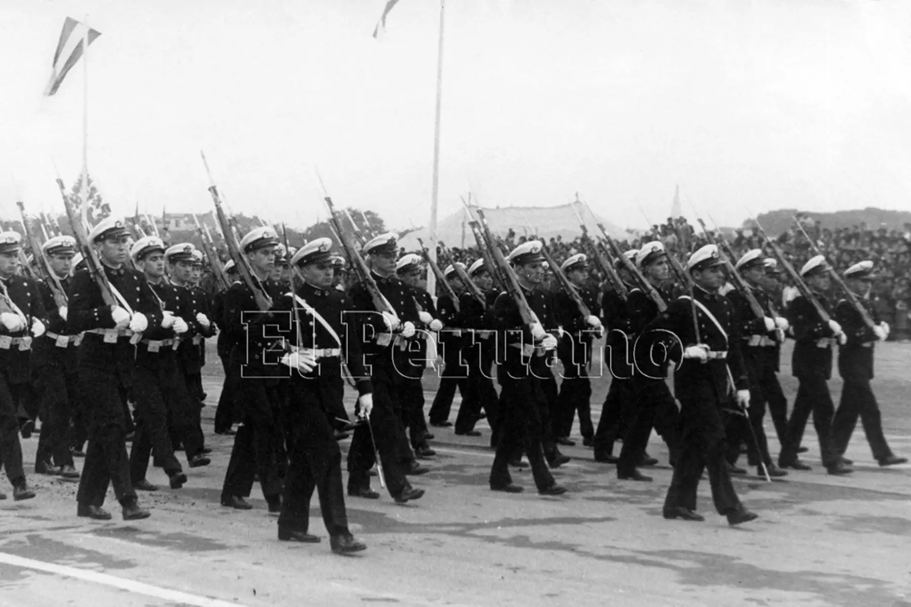 Cadetes de las Fuerzas Armadas durante el Desfile Militar en el Campo de Marte  (29 julio 1950).  Foto: Archivo Histórico de EL PERUANO.