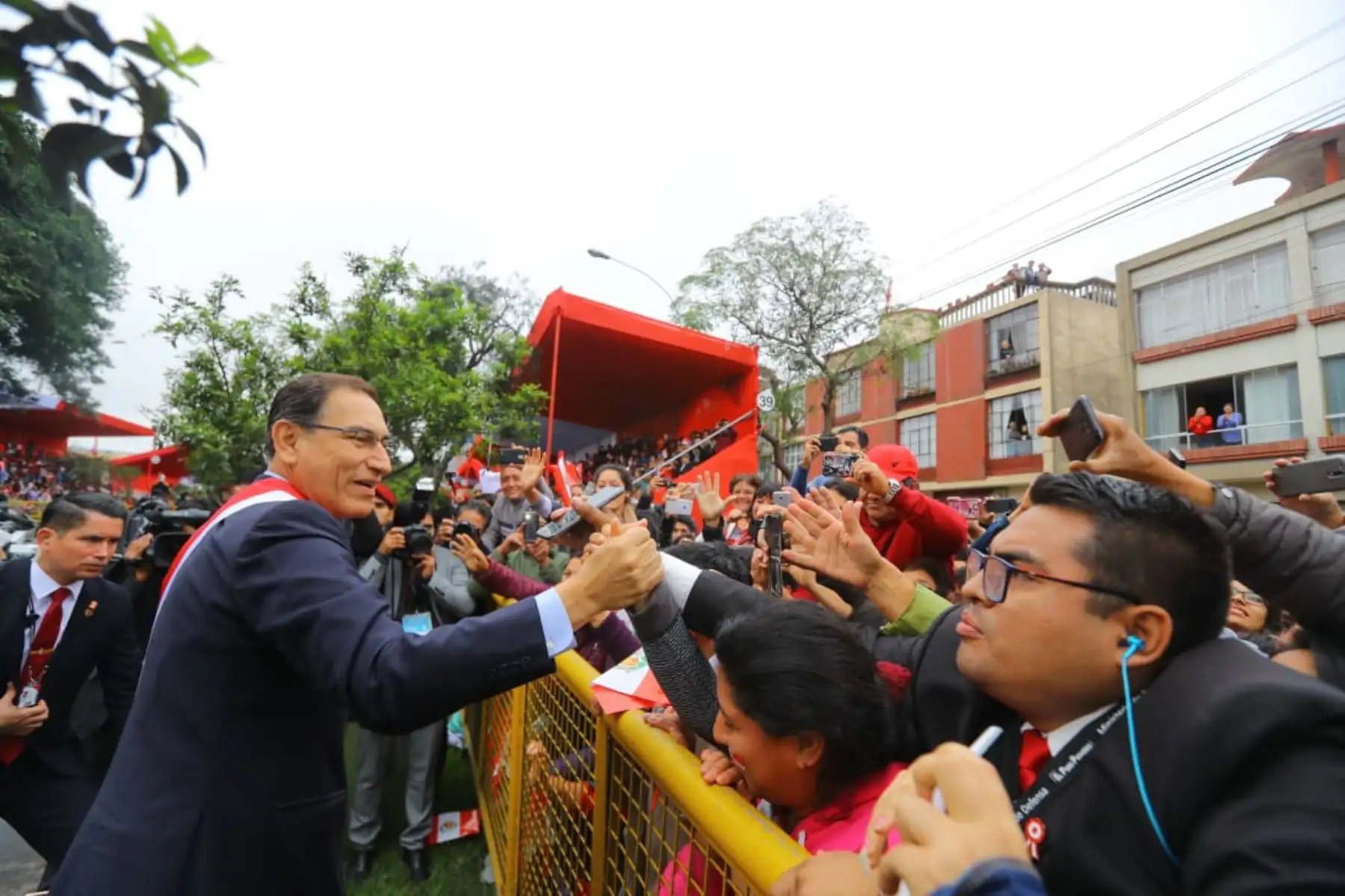 El presidente de la República, Martín Vizcarra, llega a la avenida Brasil para participar de la Gran Parada Militar por Fiestas Patrias .Foto: ANDINA/Prensa Presidencia