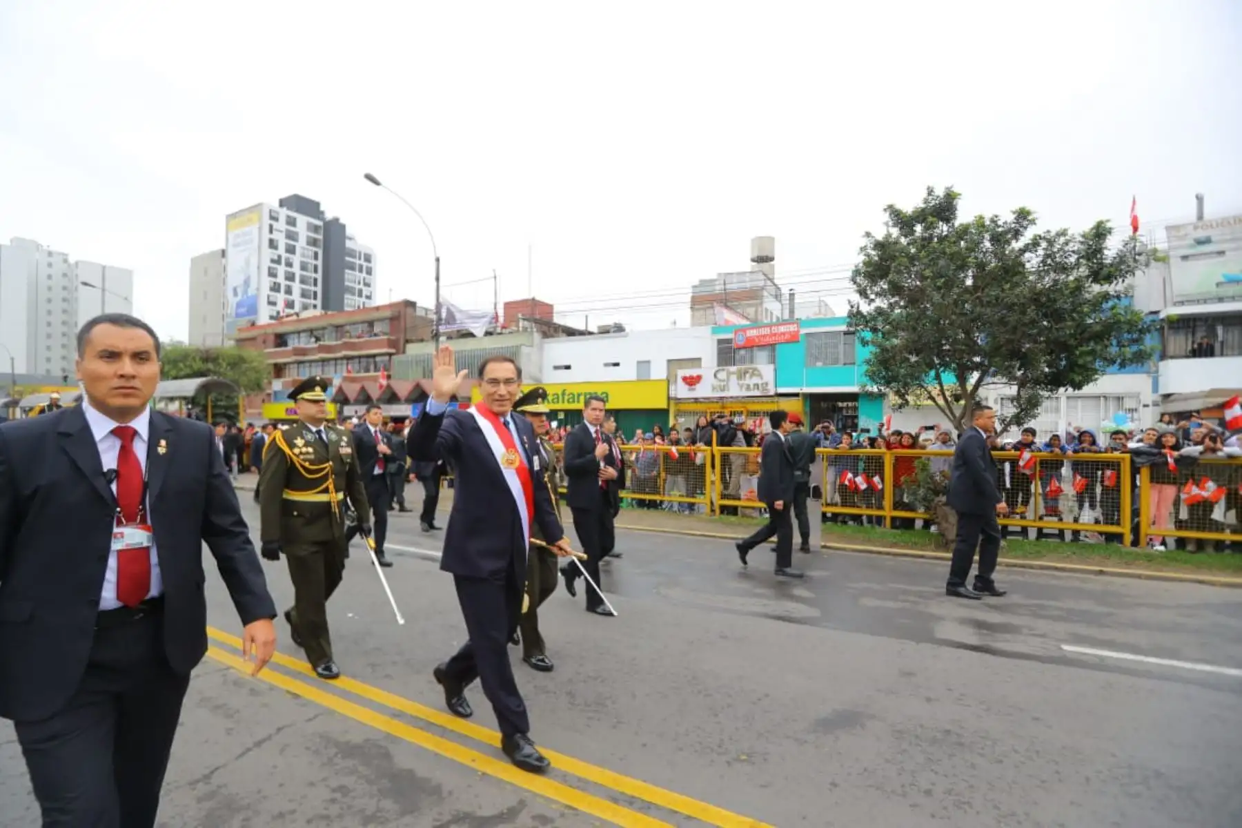 El presidente de la República, Martín Vizcarra, llega a la avenida Brasil para participar de la Gran Parada Militar por Fiestas Patrias .Foto: ANDINA/Prensa Presidencia
