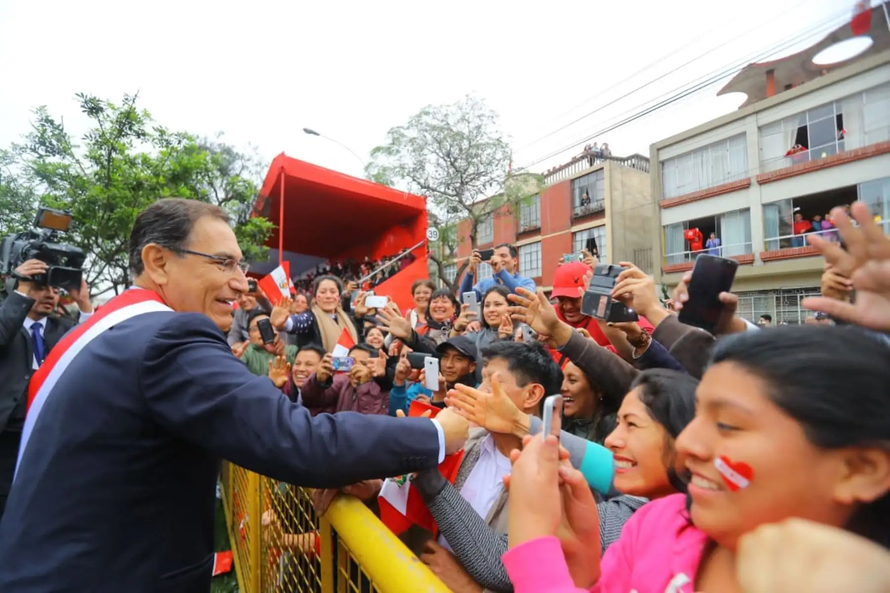 El presidente de la República, Martín Vizcarra, llega a la avenida Brasil para participar de la Gran Parada Militar por Fiestas Patrias .Foto: ANDINA/Prensa Presidencia