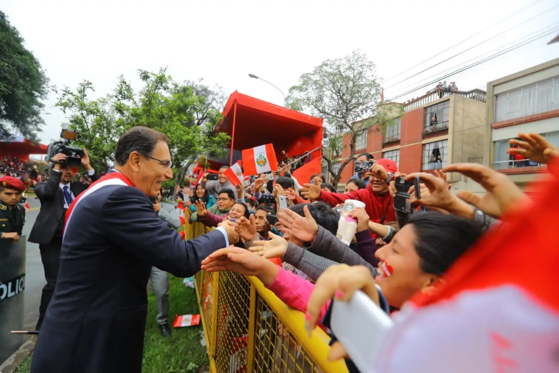 El presidente de la República, Martín Vizcarra, llega a la avenida Brasil para participar de la Gran Parada Militar por Fiestas Patrias .Foto: ANDINA/Prensa Presidencia