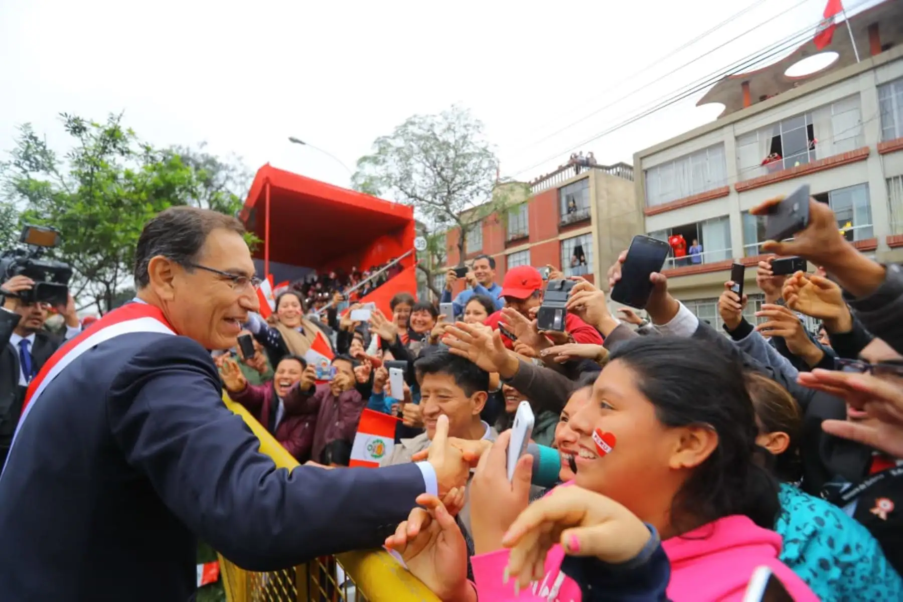 El presidente de la República, Martín Vizcarra, llega a la avenida Brasil para participar de la Gran Parada Militar por Fiestas Patrias .Foto: ANDINA/Prensa Presidencia